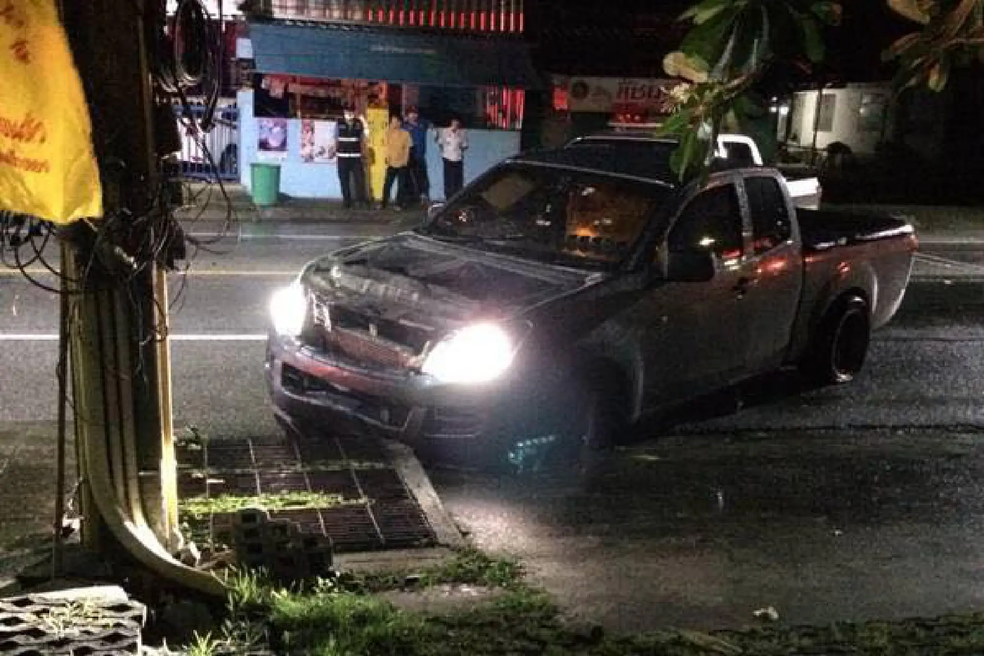 Man shot dead after breaking through checkpoint, threatening to shoot at police