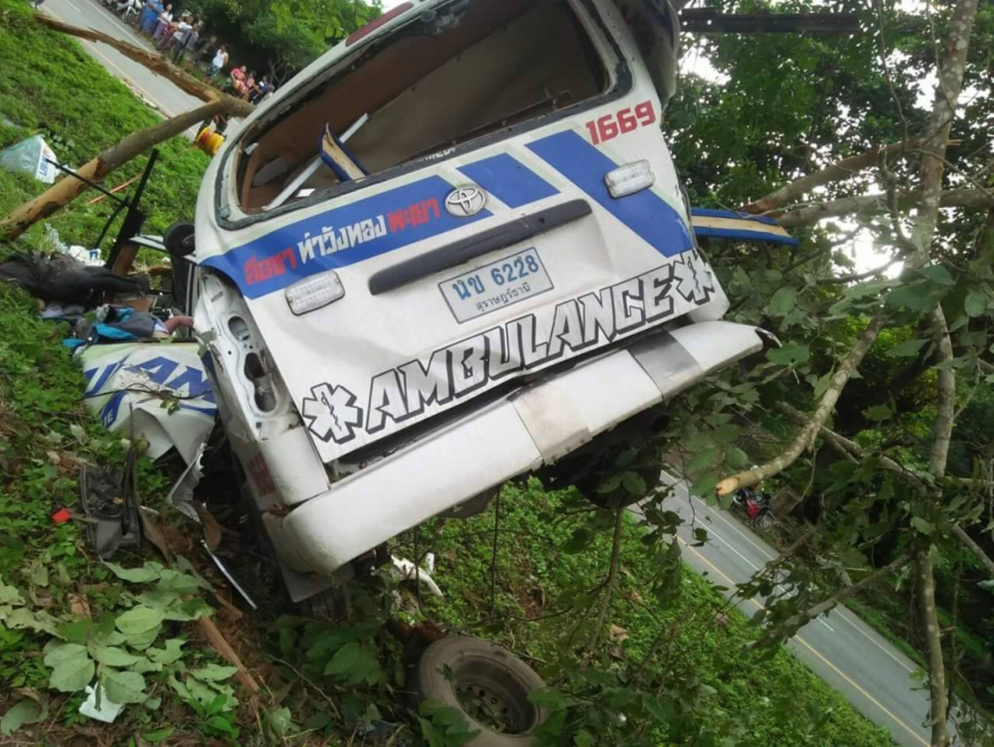 Two nurses, ambulance driver killed in Lampang crash