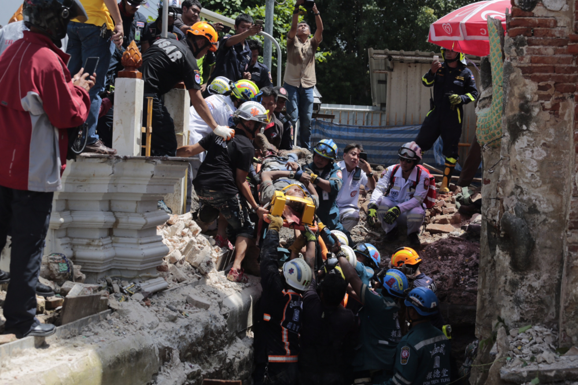 Workers hurt as historic tower falls during restoration at Bangkok temple