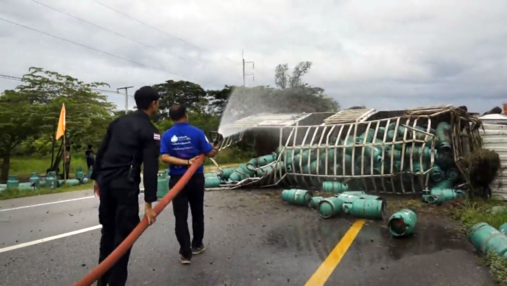 Cooking gas cylinders from toppled six-wheeler cause injury, traffic chaos in Udon Thani