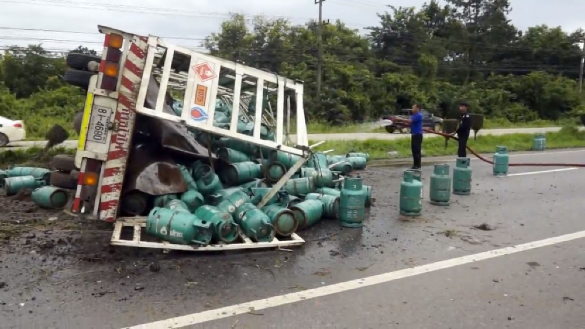 Cooking gas cylinders from toppled six-wheeler cause injury, traffic chaos in Udon Thani
