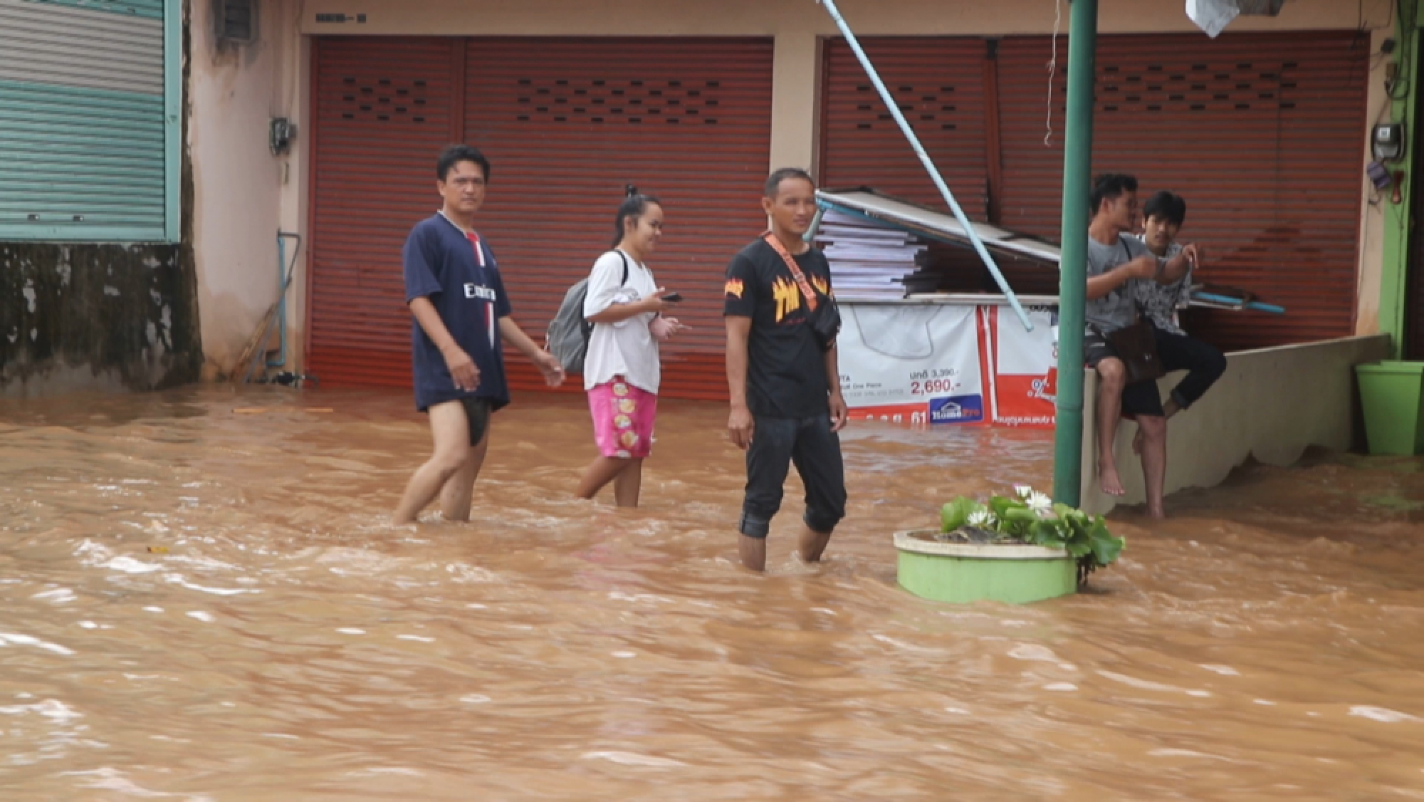 Mountain run-off floods areas of Lop Buri