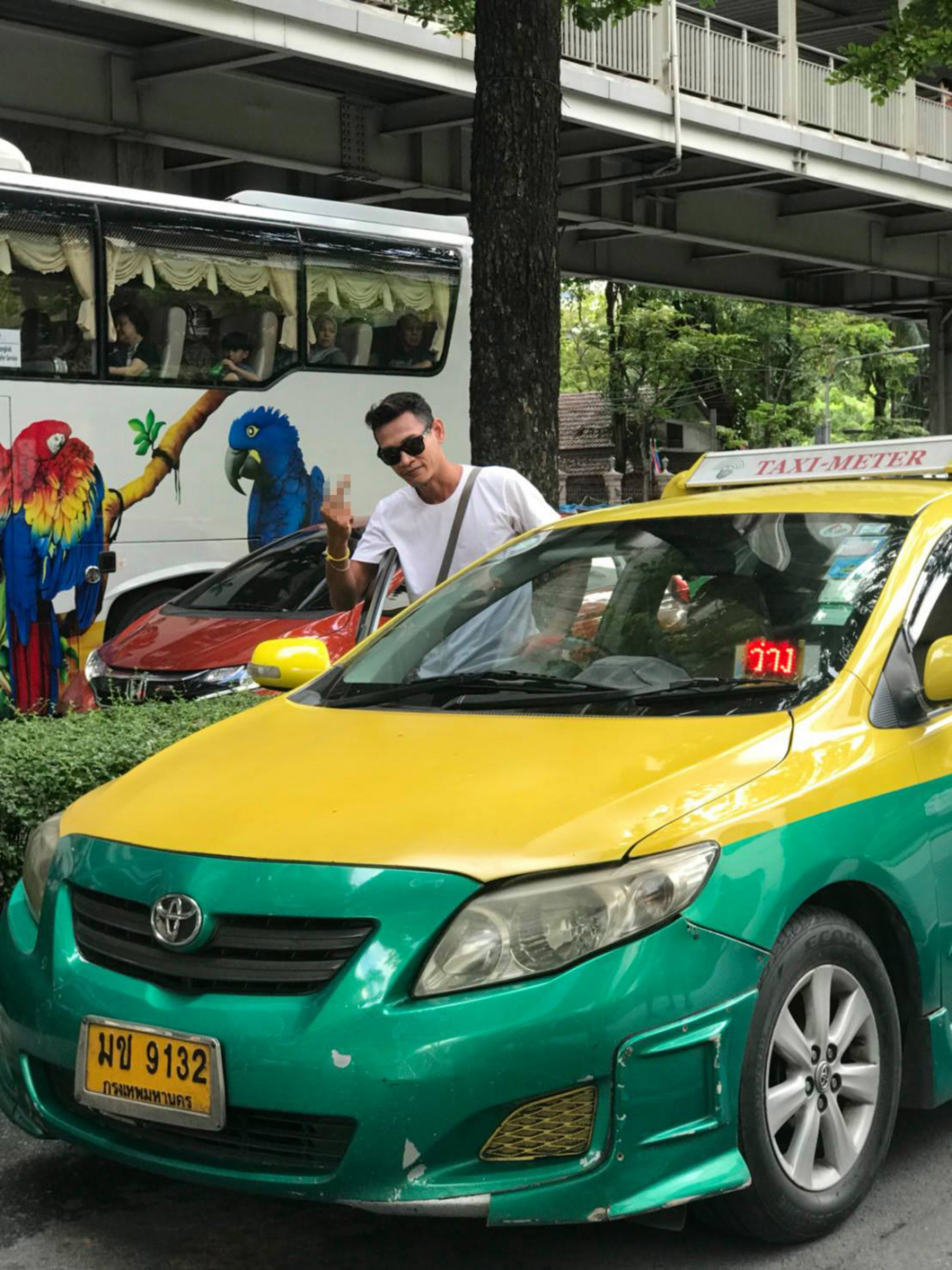 Taxi driver extends middle finger in meter dispute