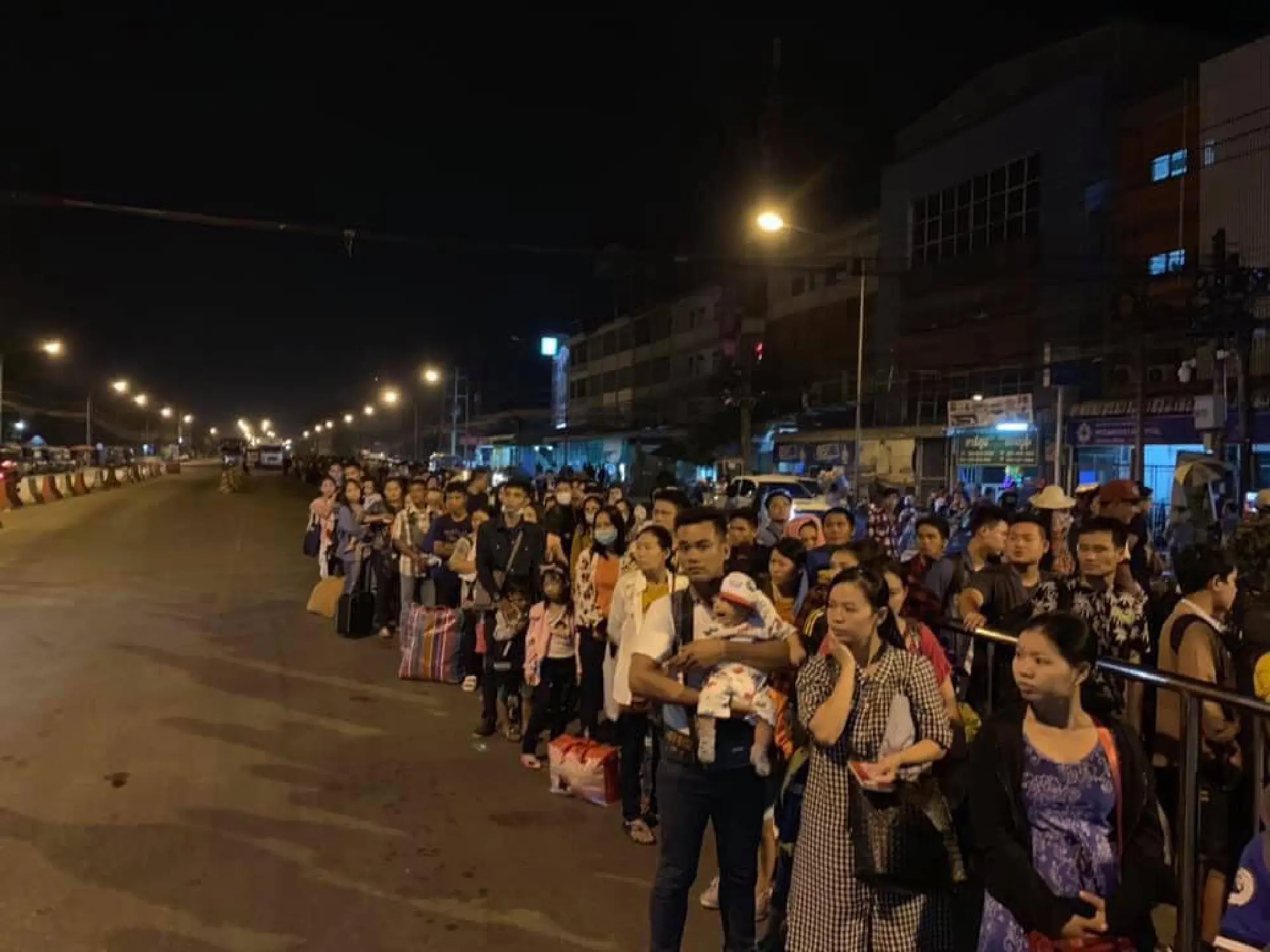 Thousands line up to go home for Songkran