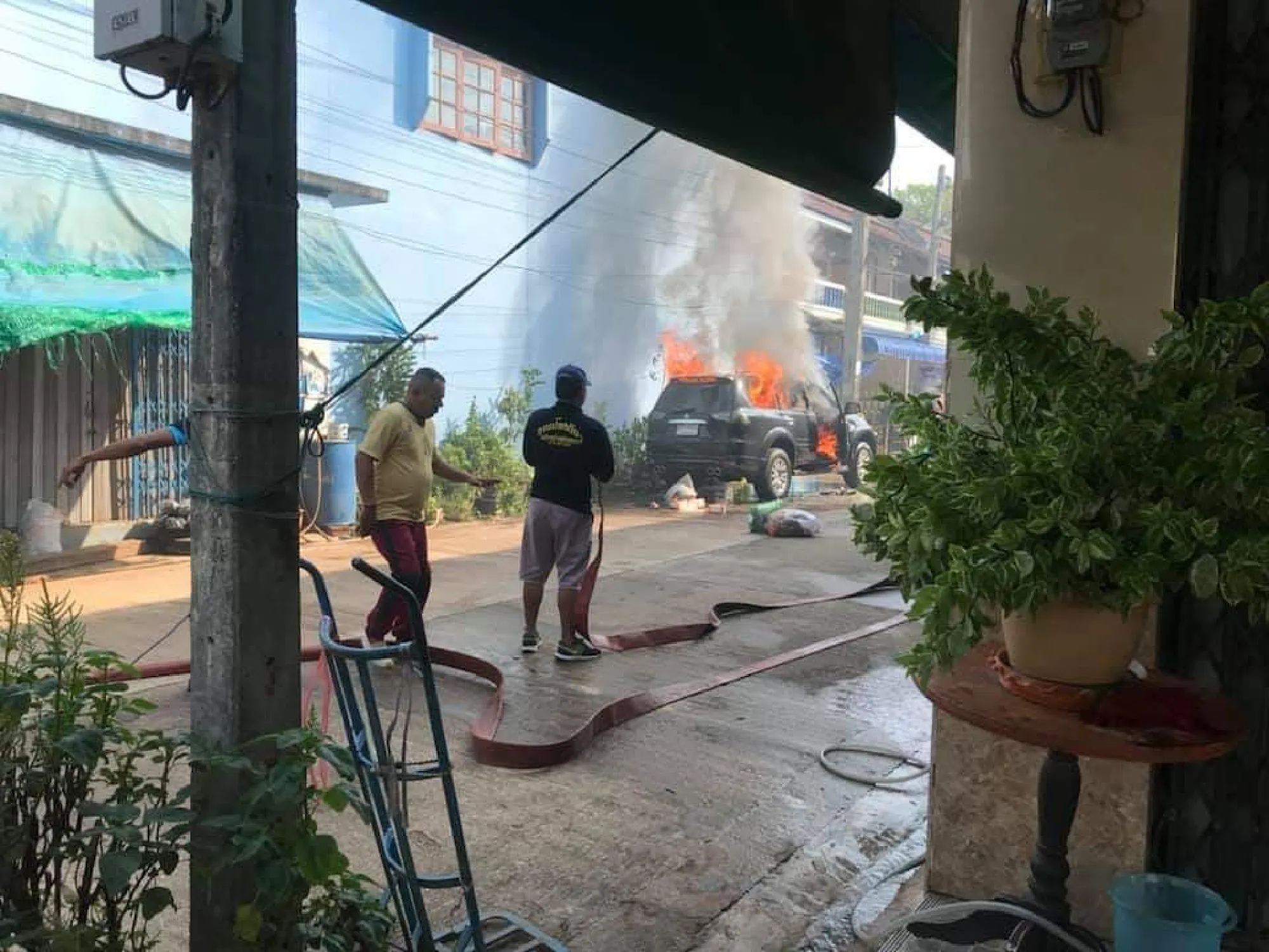 SUV catches fire in Trang’s blazing sun