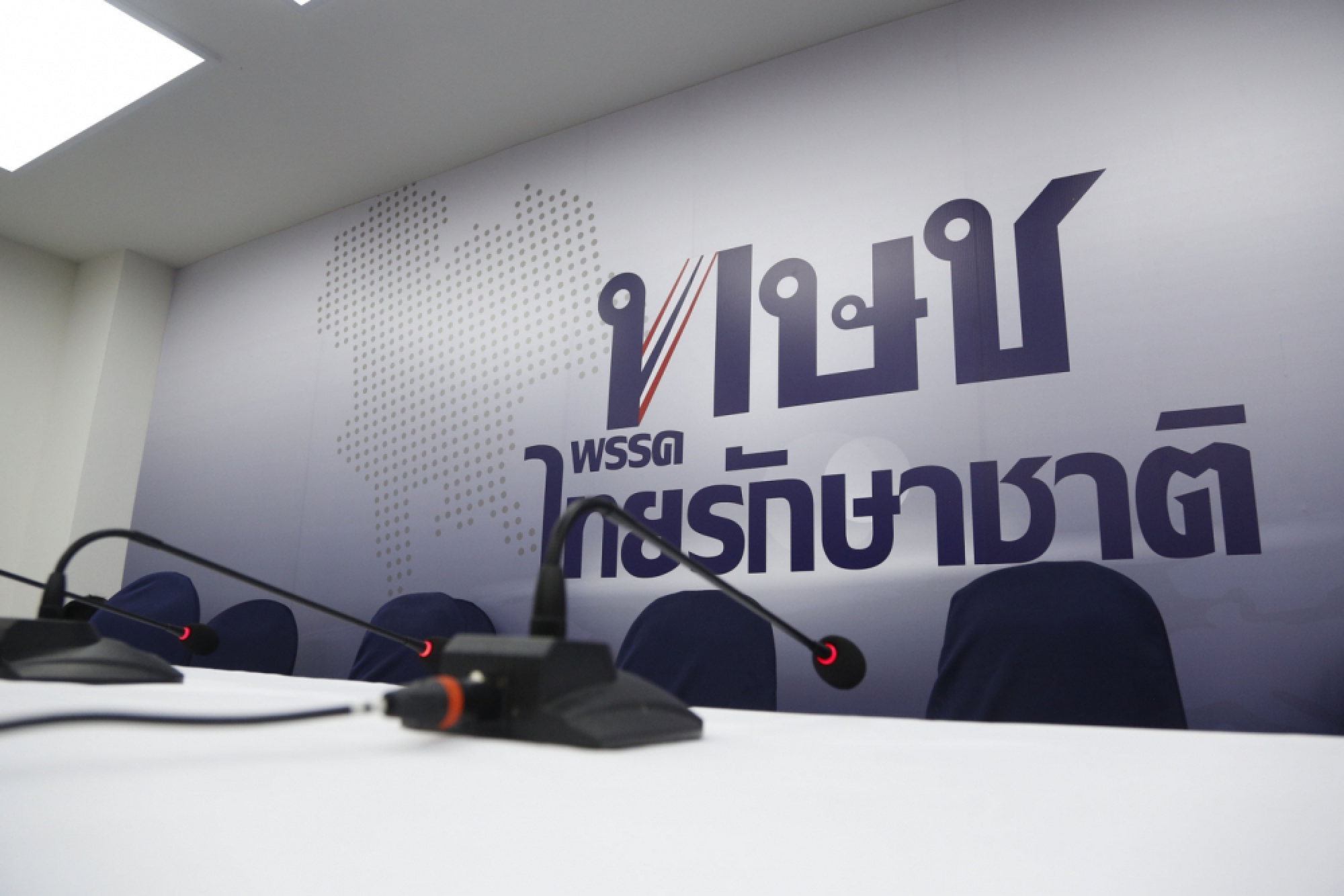 Shinawatra camp faces crisis