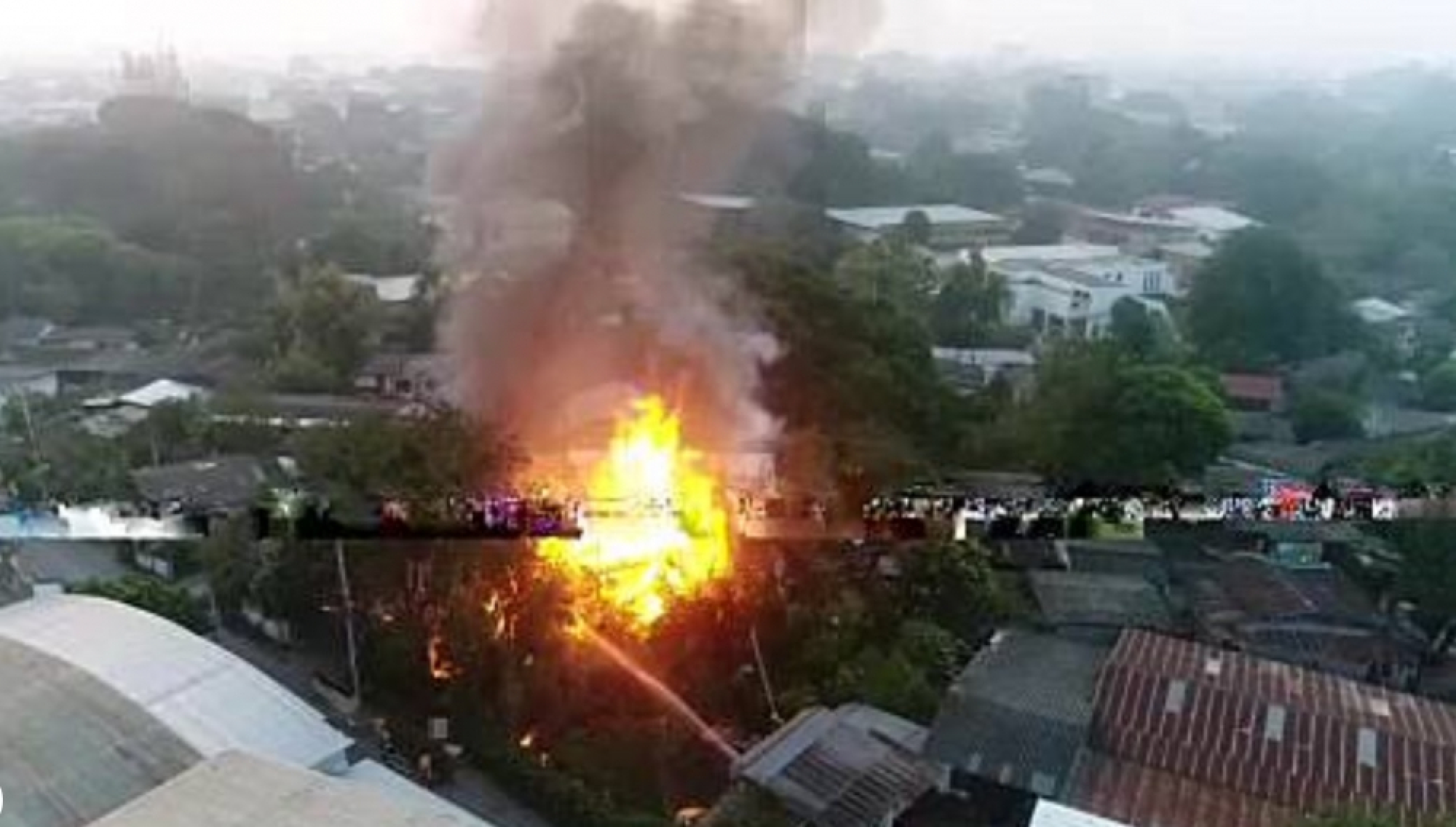 Elderly Chiang Mai woman leaps for her life as teak house blazes