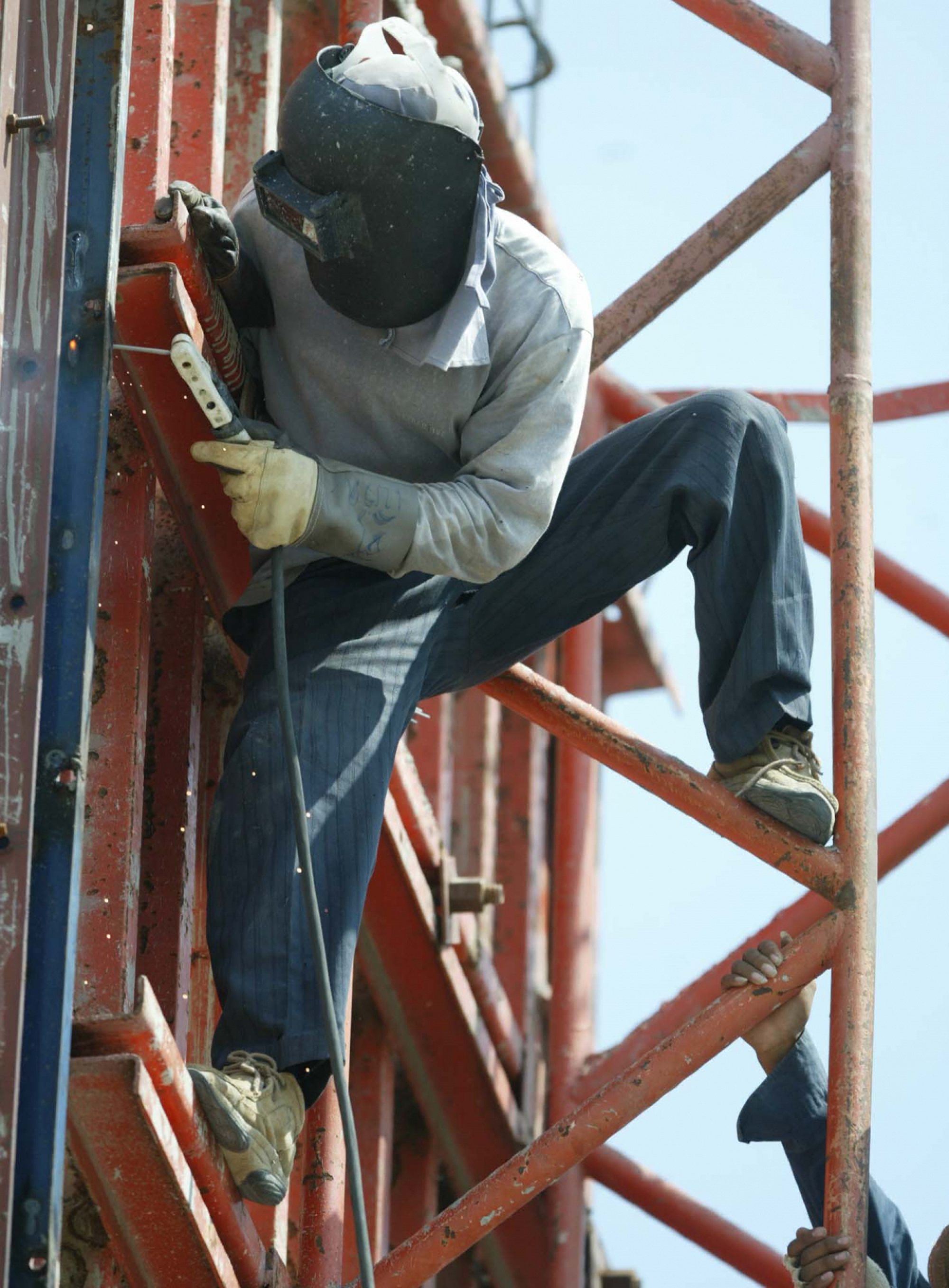 Exporters up in arms against plan to hike daily minimum wage