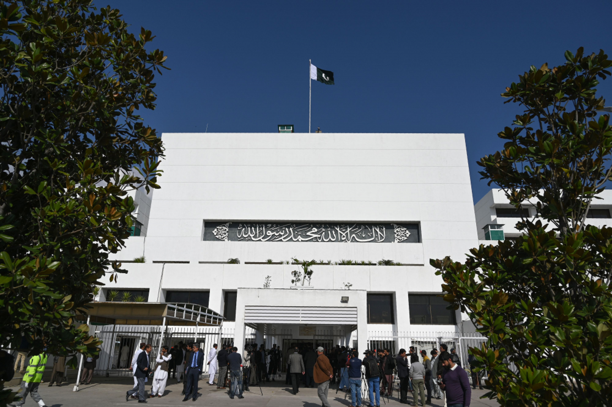 Pakistan says will free Indian pilot as 'peace gesture'