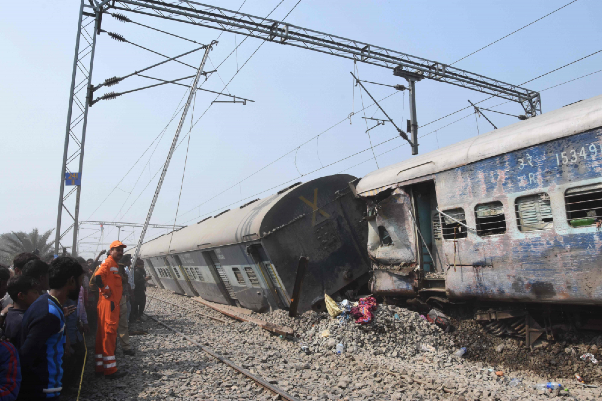 Indian train derails killing six