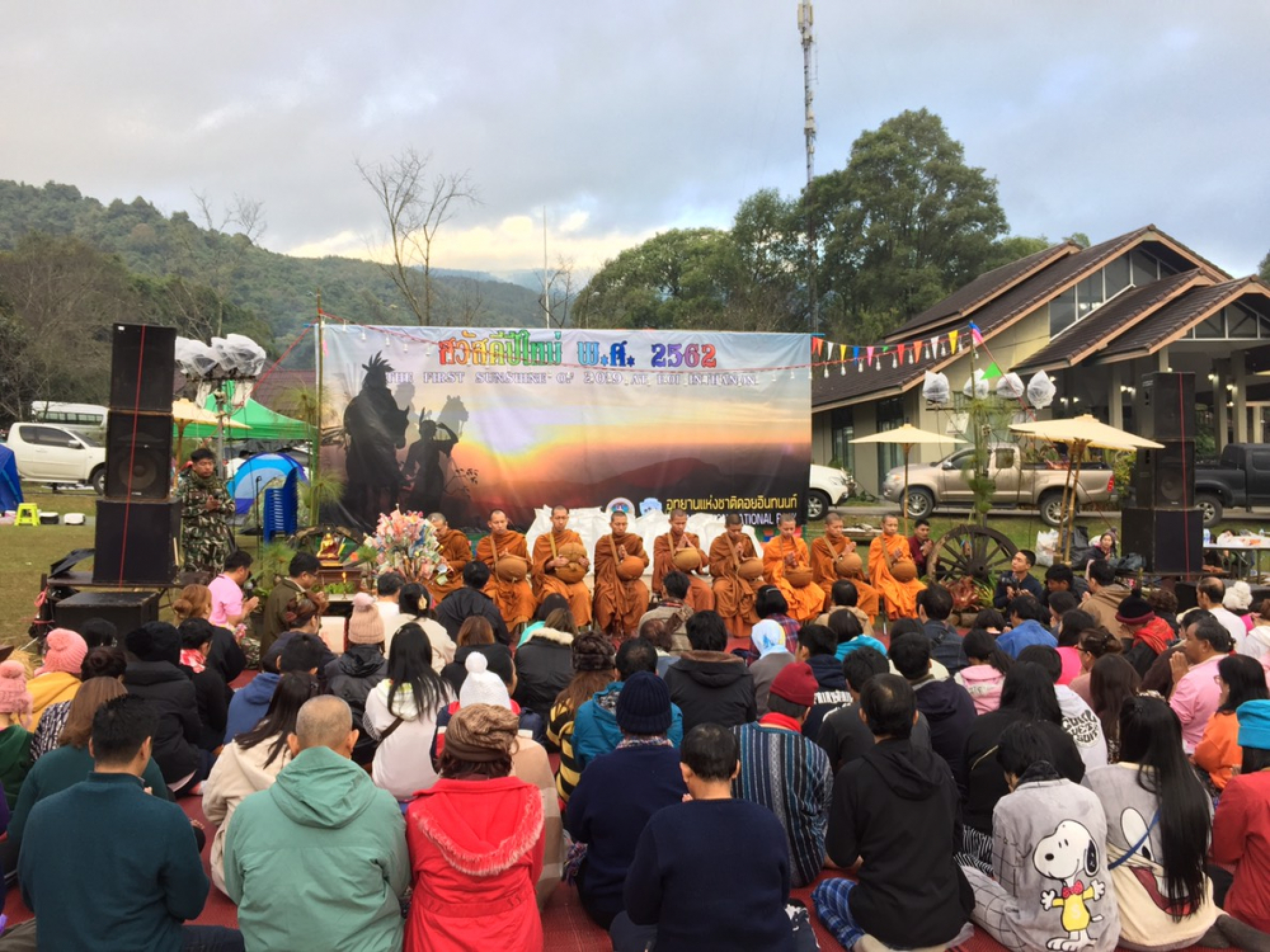 Thais turn out to offer alms to monks as 2019 begins