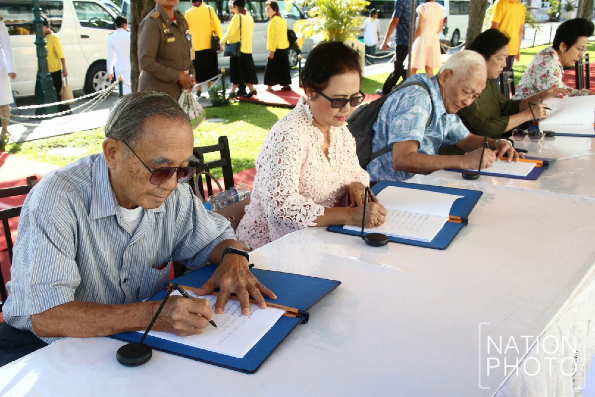 Thais follow PM in offering their New Years to His Majesty the King