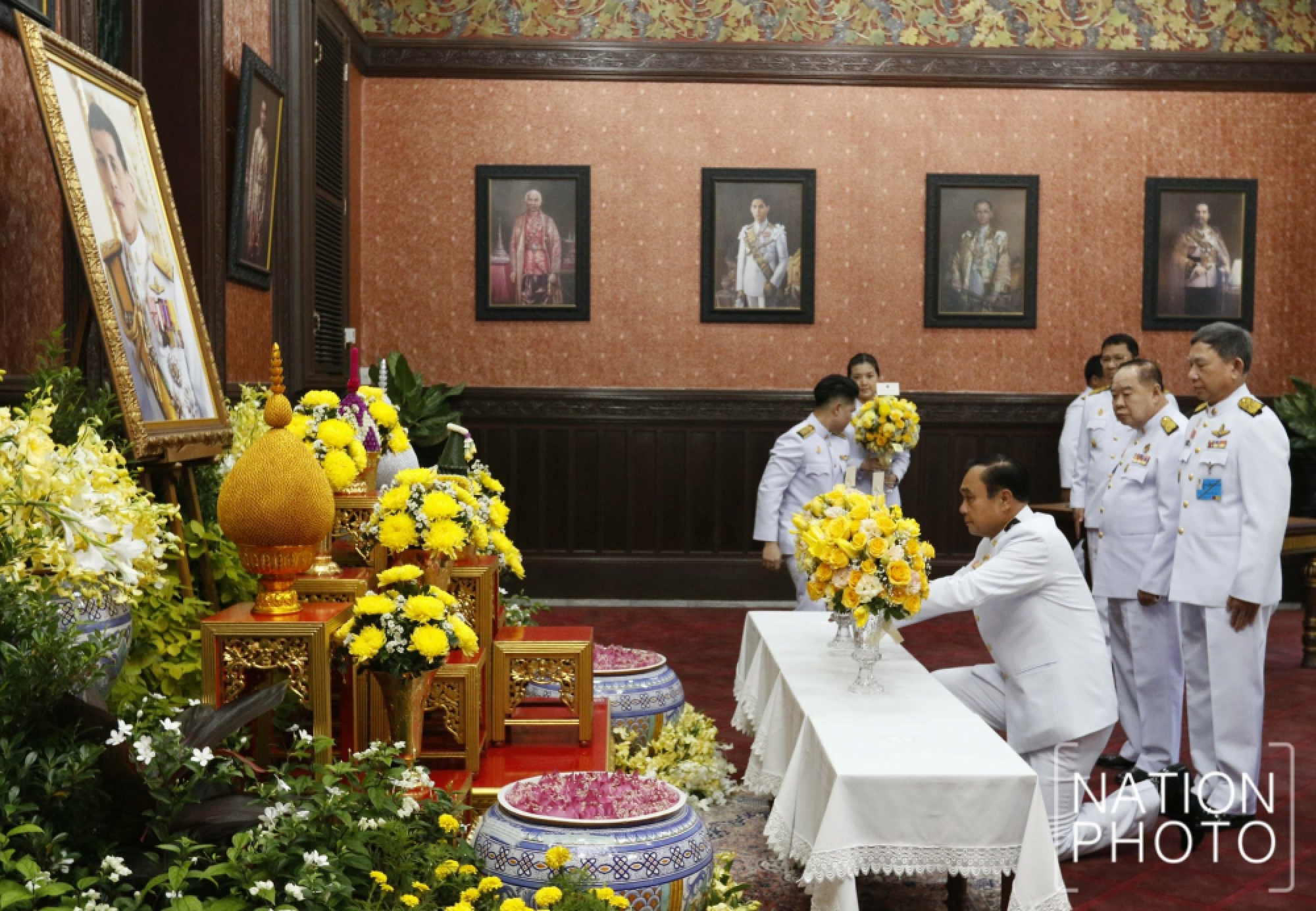 Thais follow PM in offering their New Years to His Majesty the King