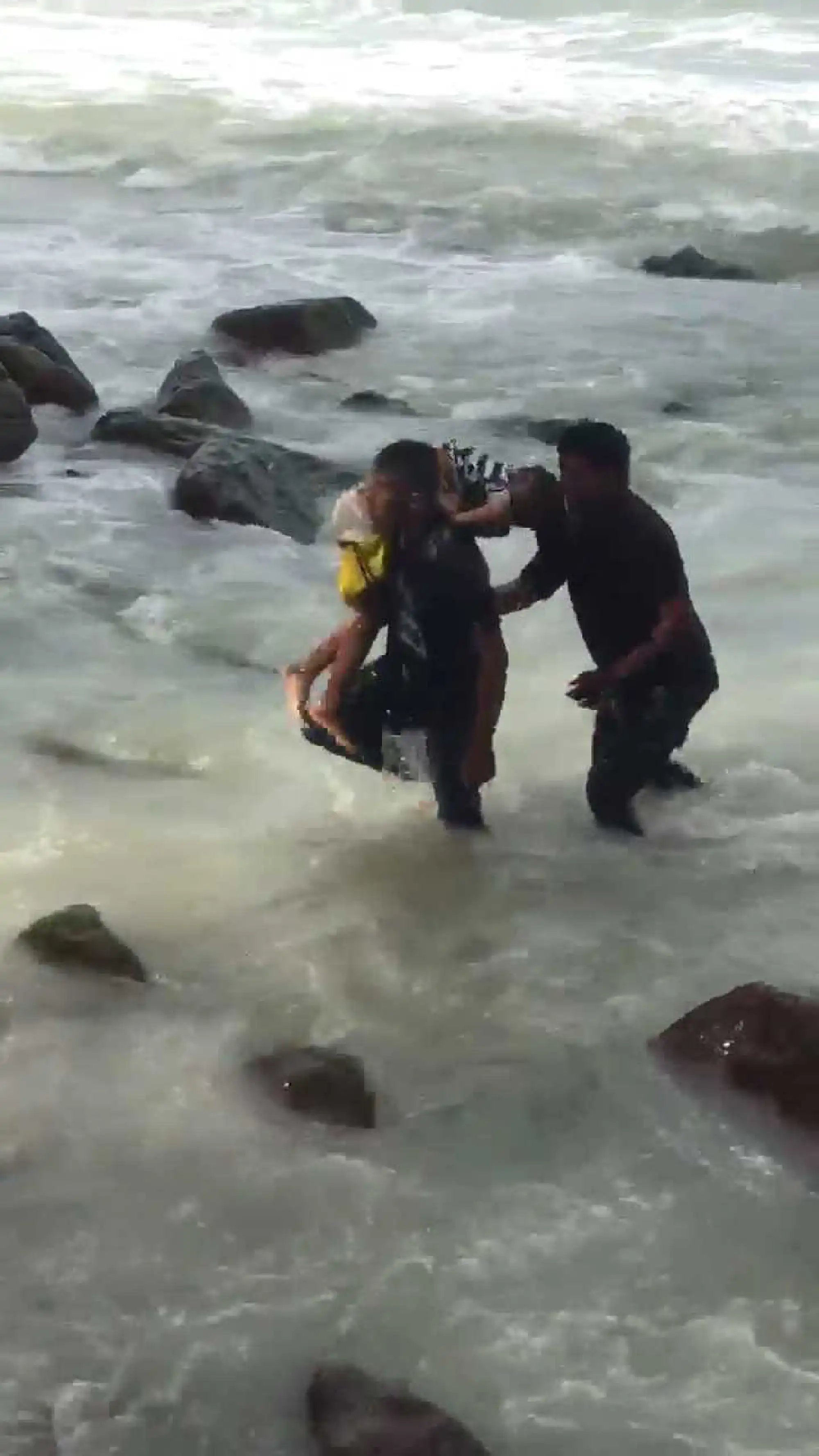 Brother and sister saved from surf in Nakhon Si Thammarat