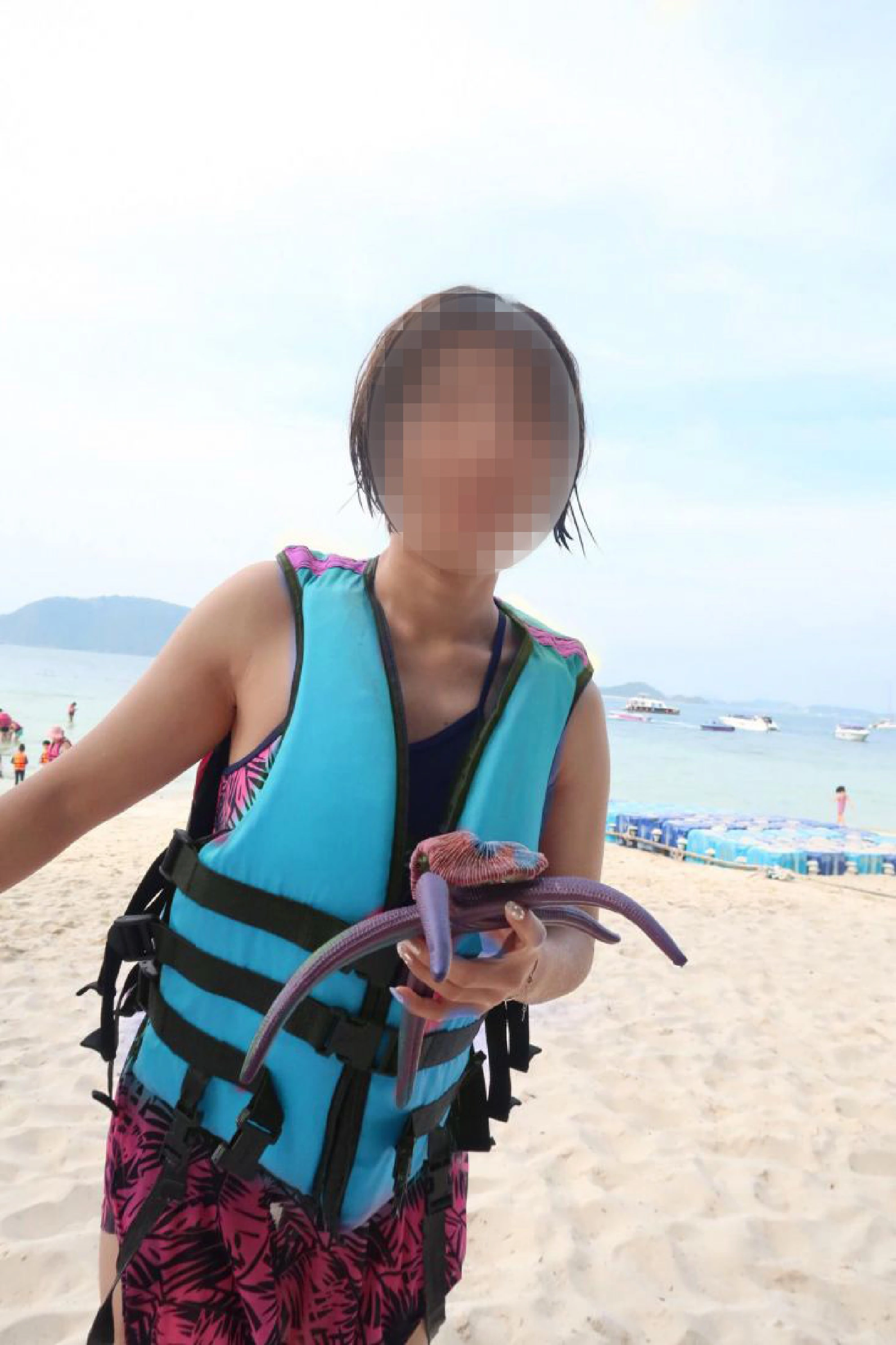 Chinese tourist caught on camera removing sea stars on Coral Island