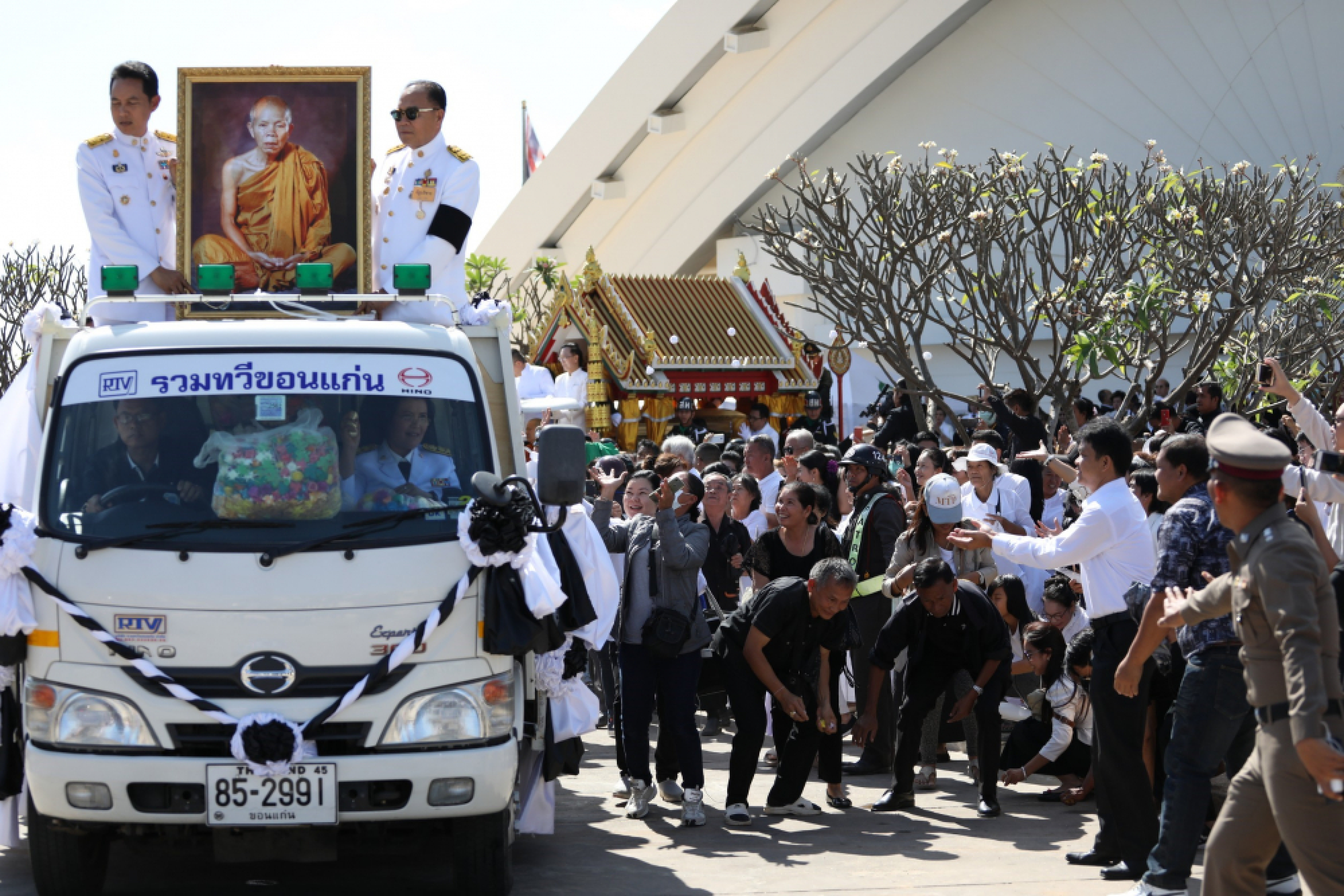Governor calls for peace as Luang Phor Koon’s ashes are scattered on Mekong