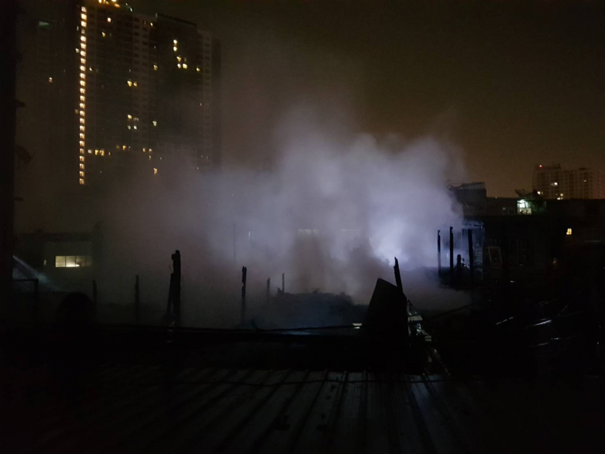 Six houses burned down in Bangkok community