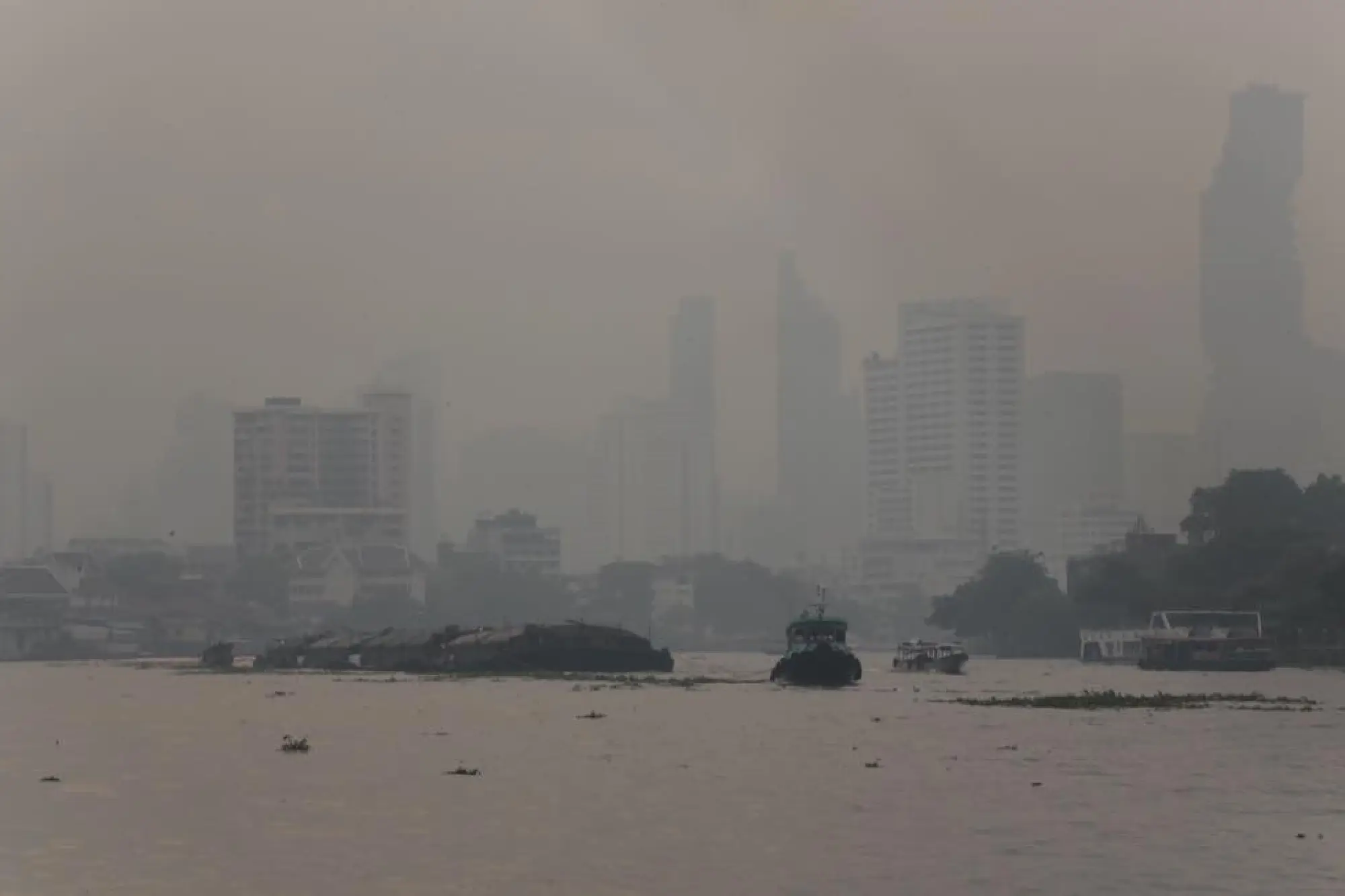 Fleet of small planes to spray water over Rama II Road in bid to fight pollution