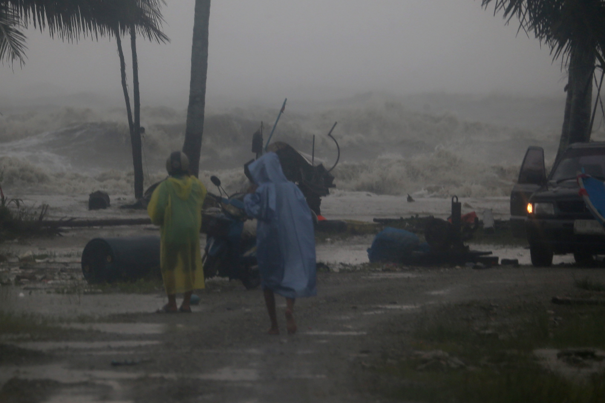 Pabuk thrashes into the south