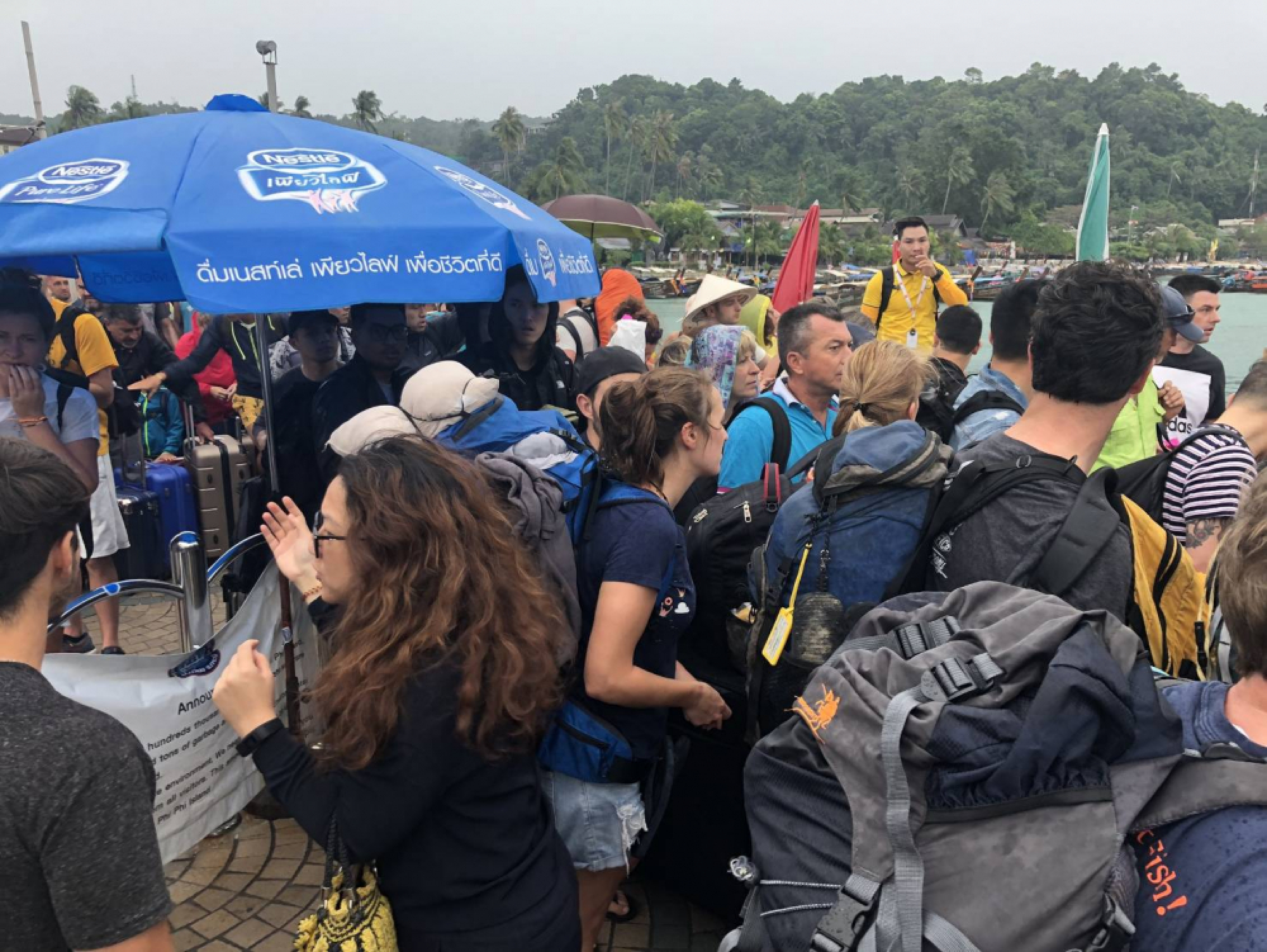 About 2,000 Koh Phi Phi tourists move to Krabi mainland