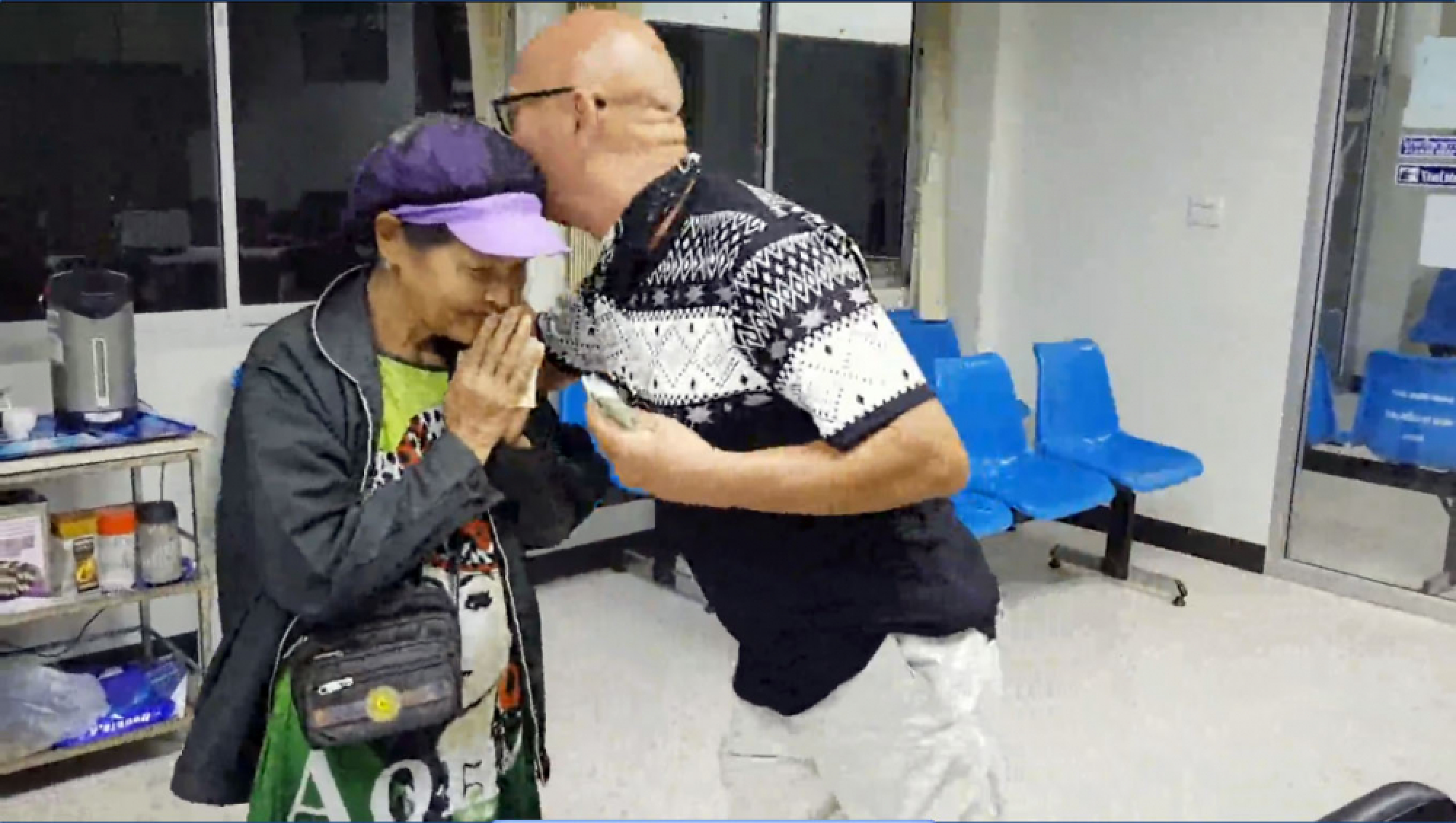 Chumphon shop owner returns bag with passport, 500 euros to Italian tourist