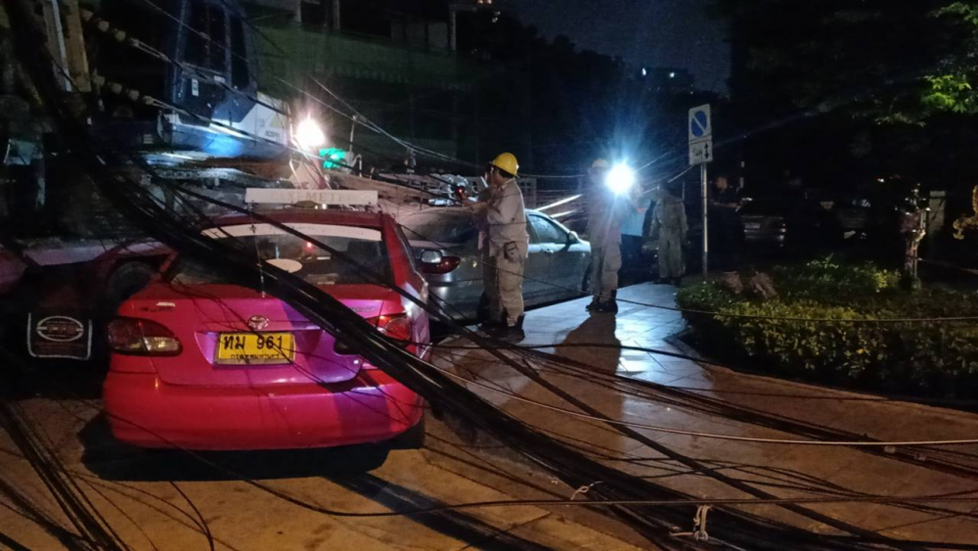 Electricity pole falls on truck and car in Bangkok