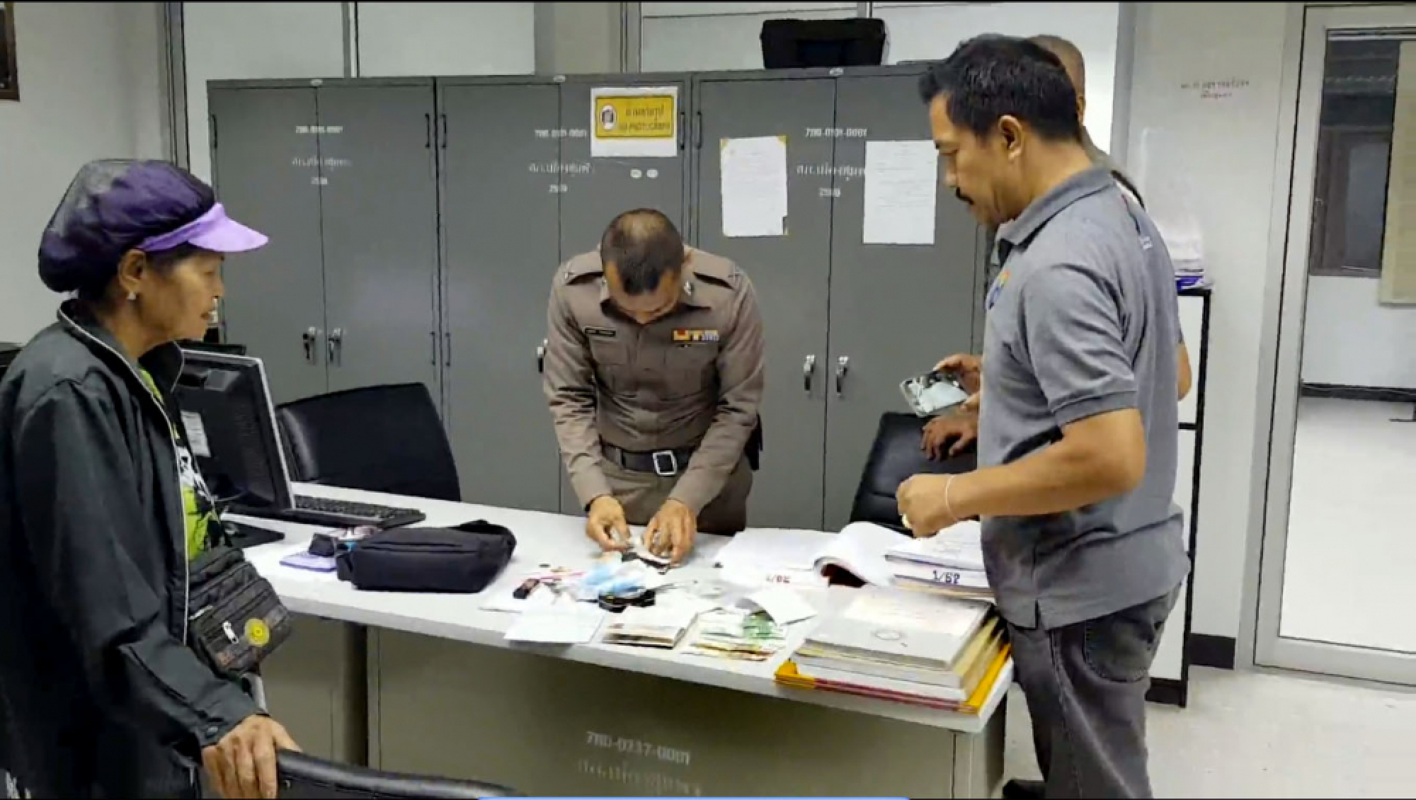 Chumphon shop owner returns bag with passport, 500 euros to Italian tourist