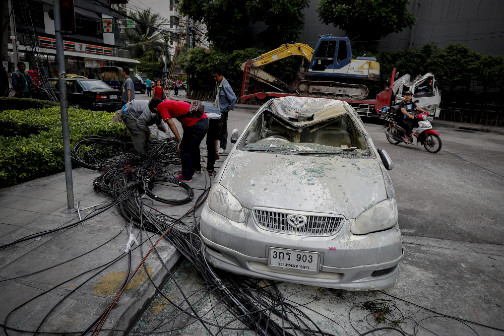 Electricity pole falls on truck and car in Bangkok