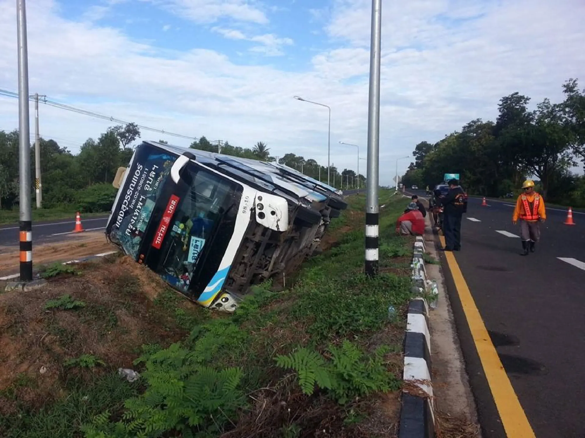 Seven injured after bus rolls in Sisaket