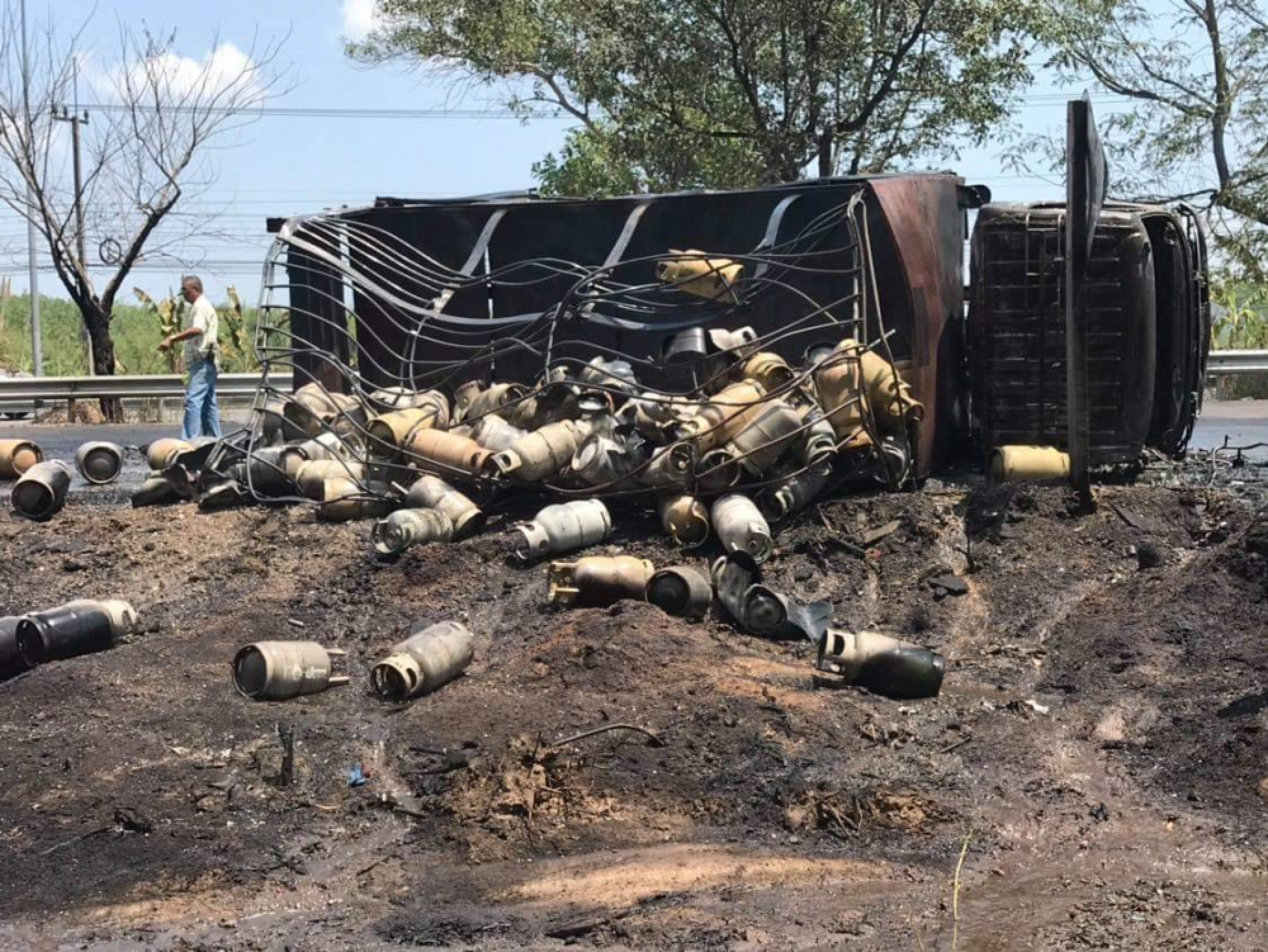 Gas truck overturns in Rayong