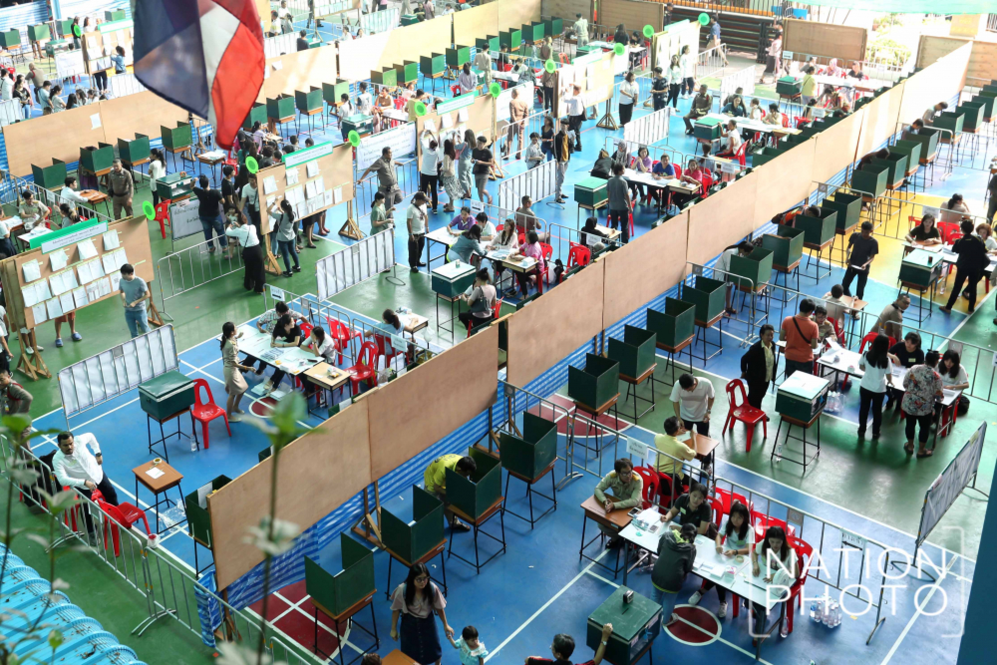 Advance polls draw thousands despite heat
