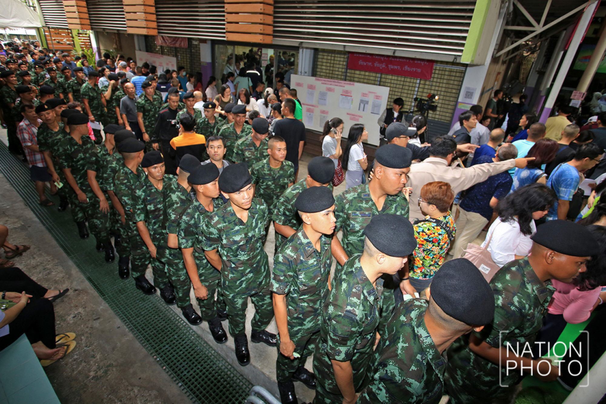 Advance polls draw thousands despite heat