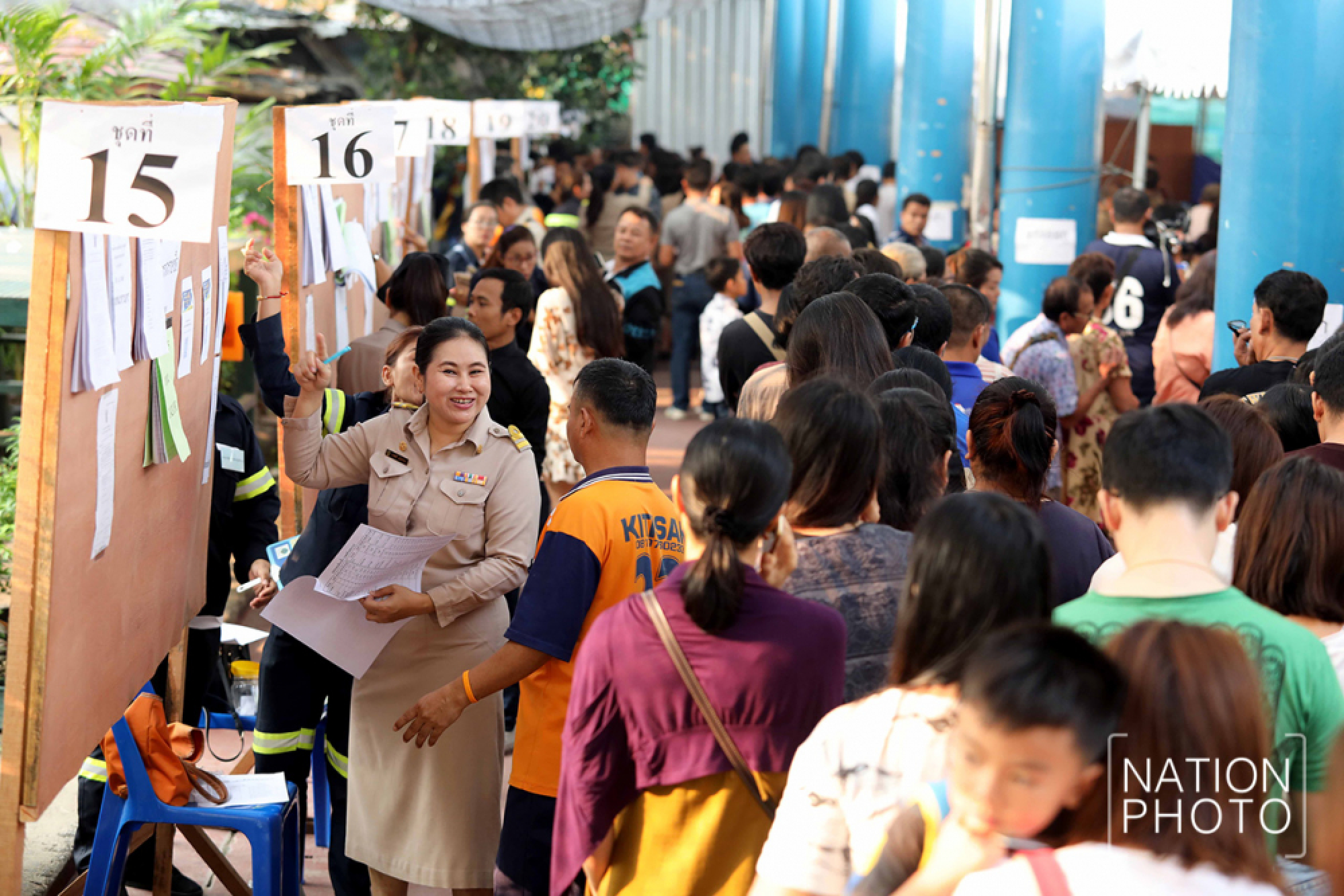 Advance polls draw thousands despite heat