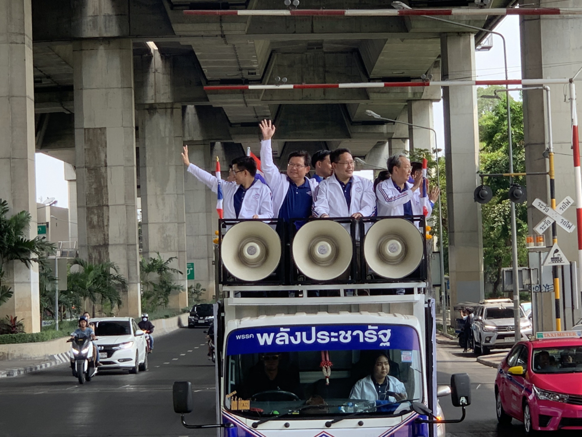Phalang Pracharat delivers mobile thank-you to Bangkok voters