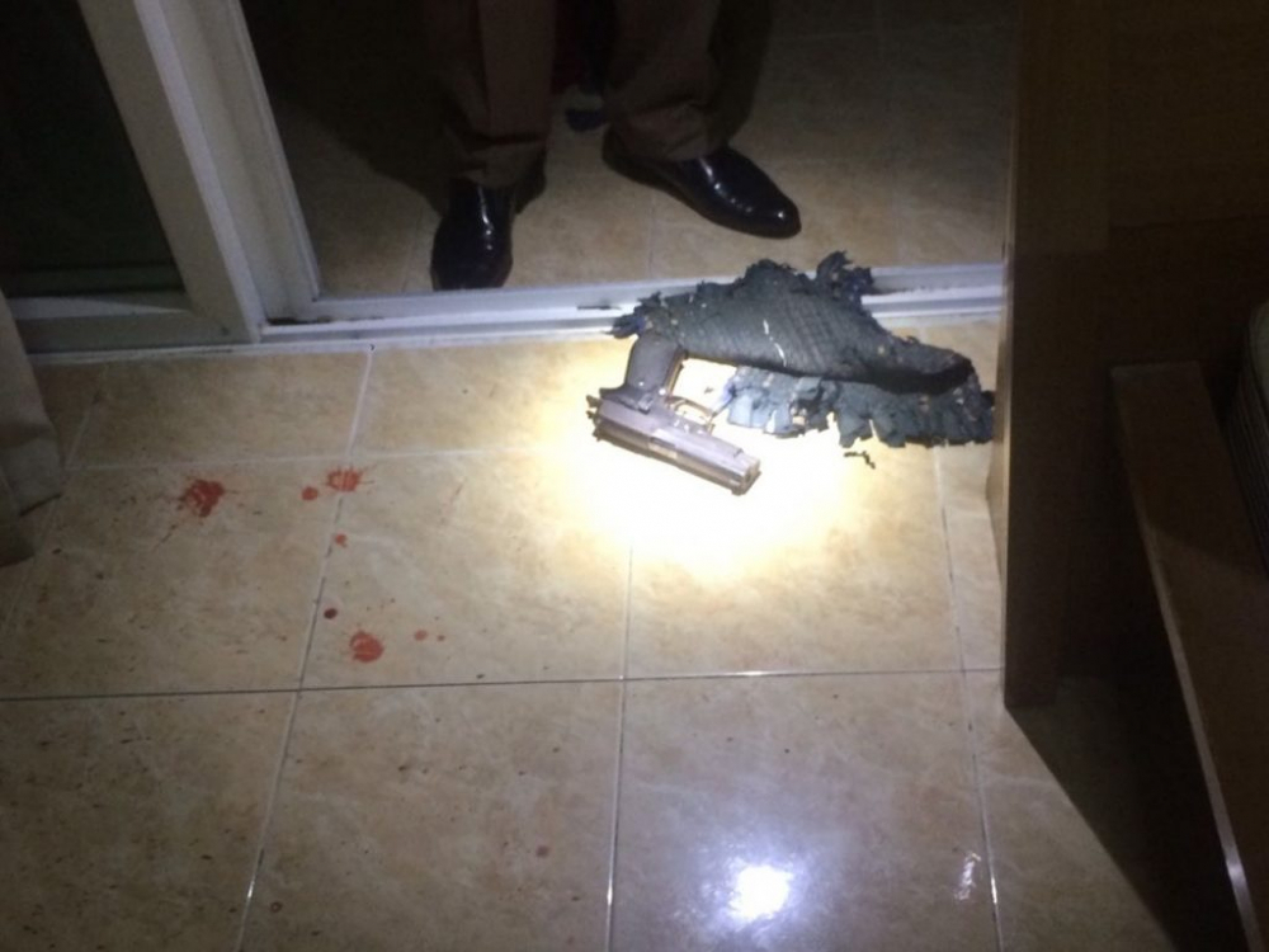 Policeman shoots himself in head in Rassada