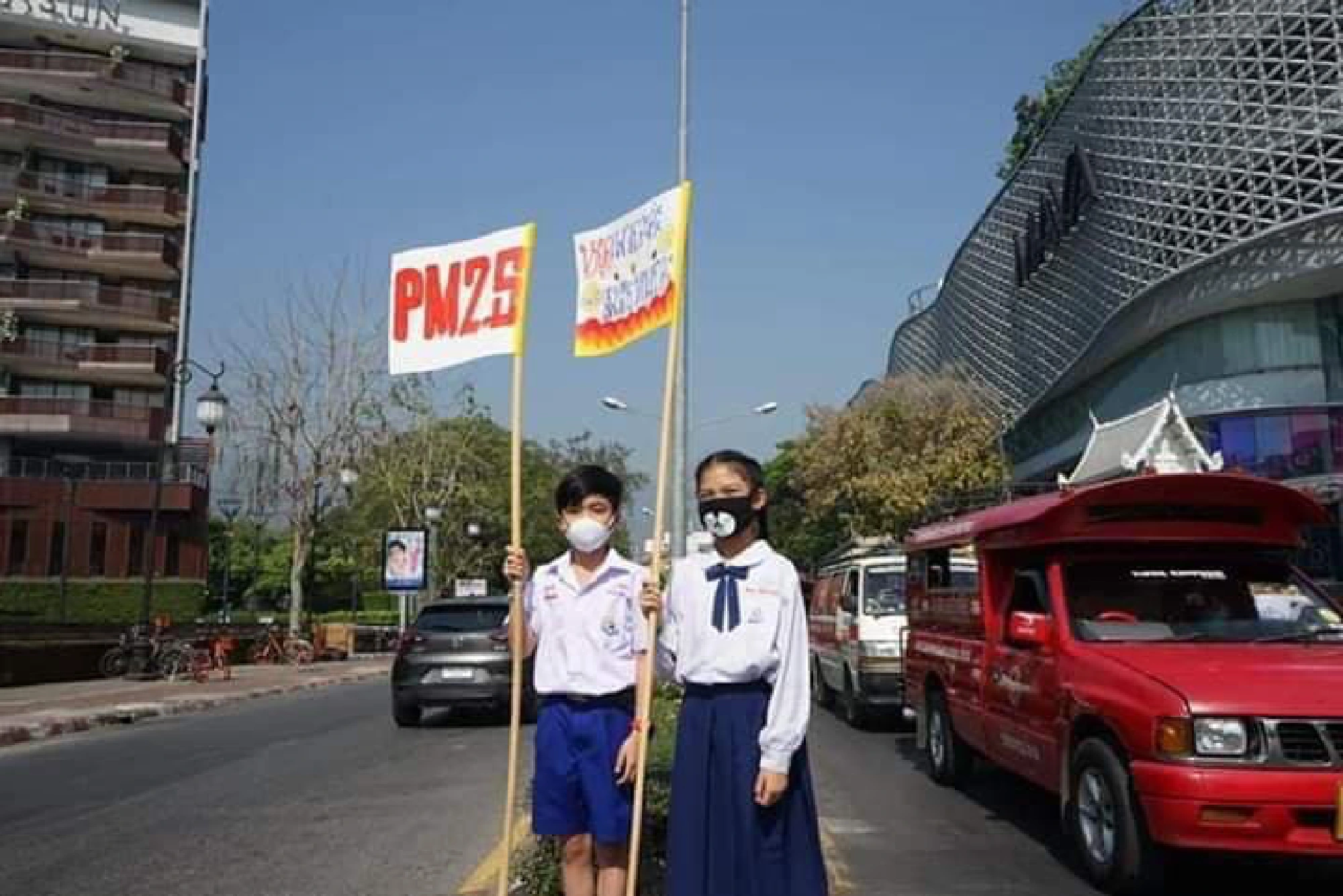 Chiang Mai kids hoist anti-smog flag, demanding action