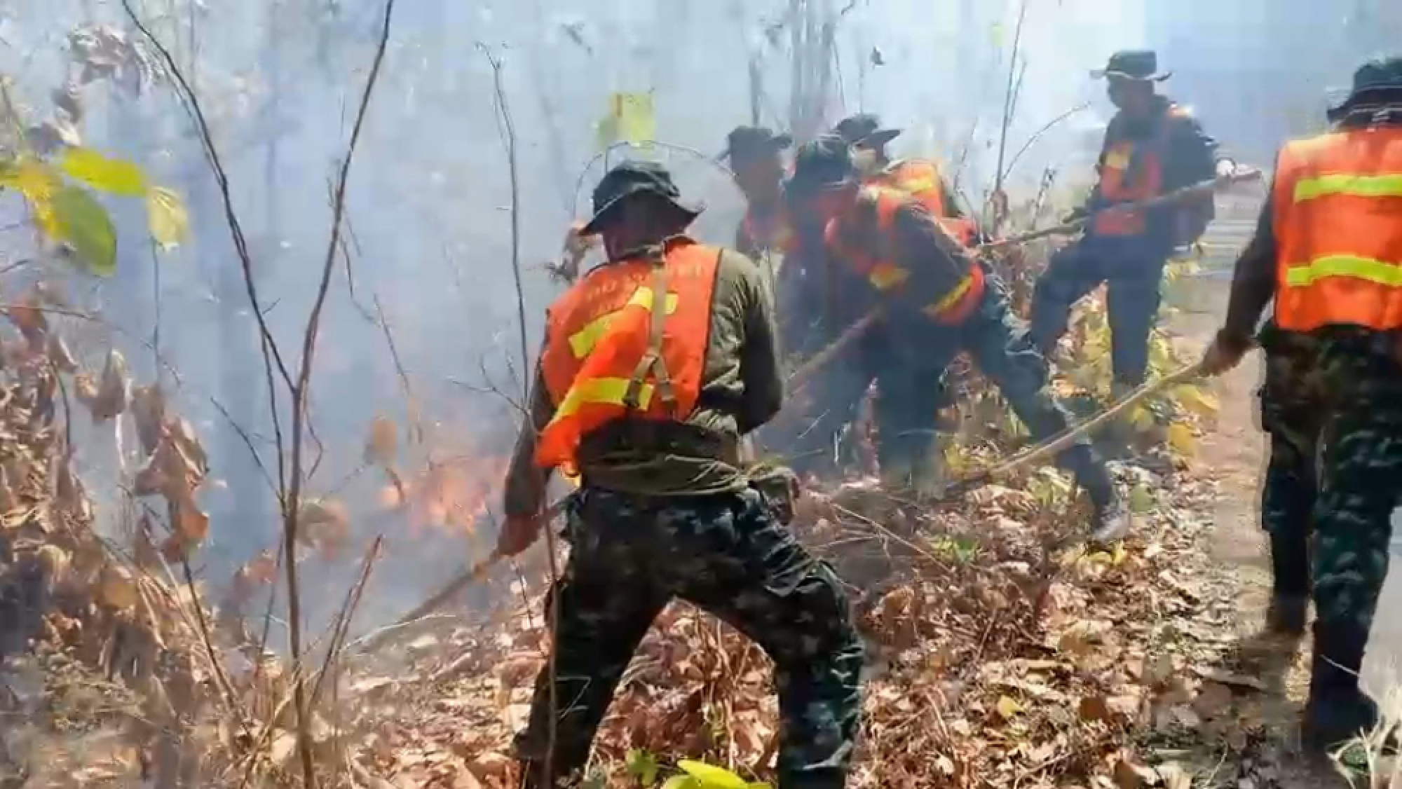 Multiple fires speed through Lampang’s mountains