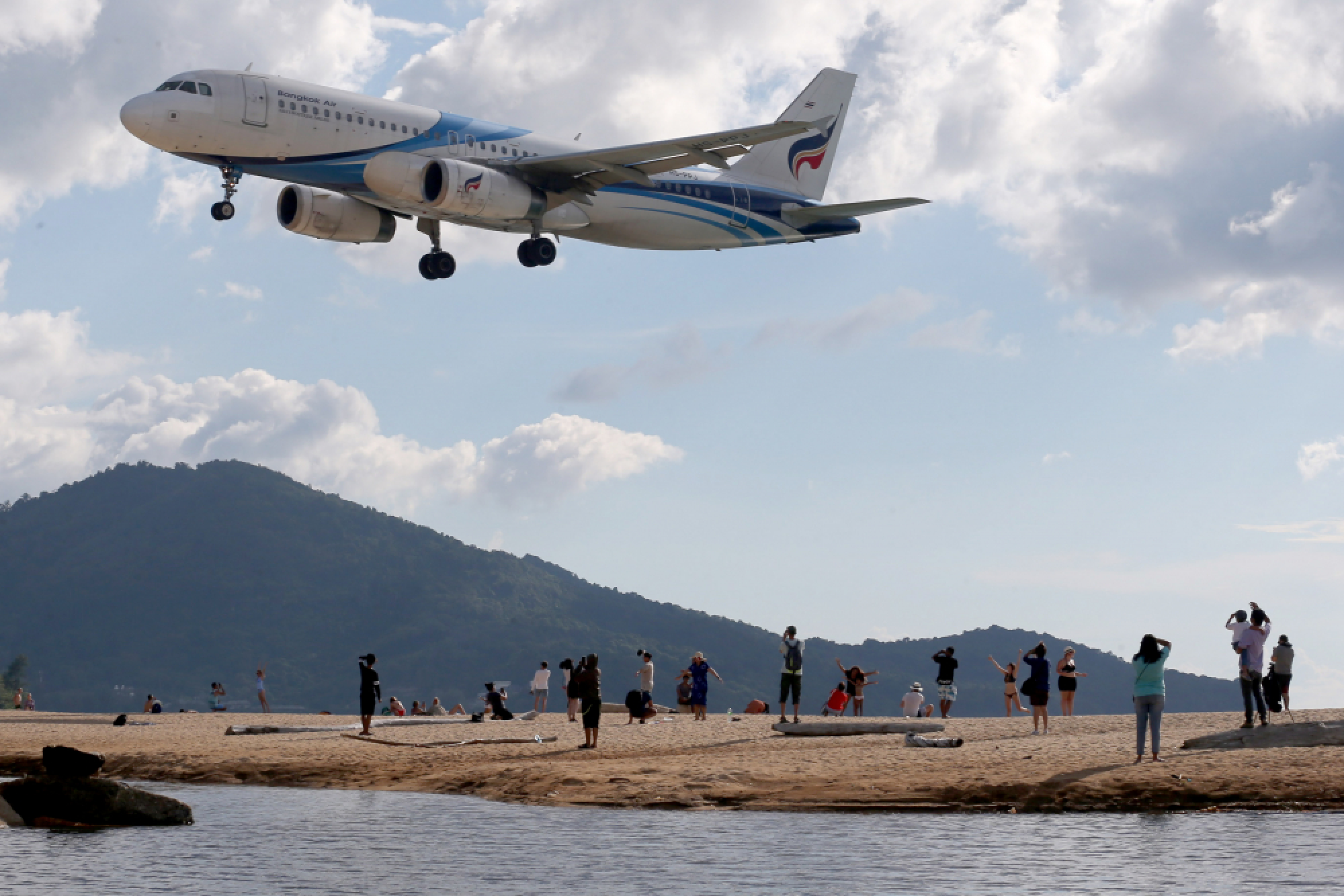 Phuket moves to ban famous aircraft photos from beach