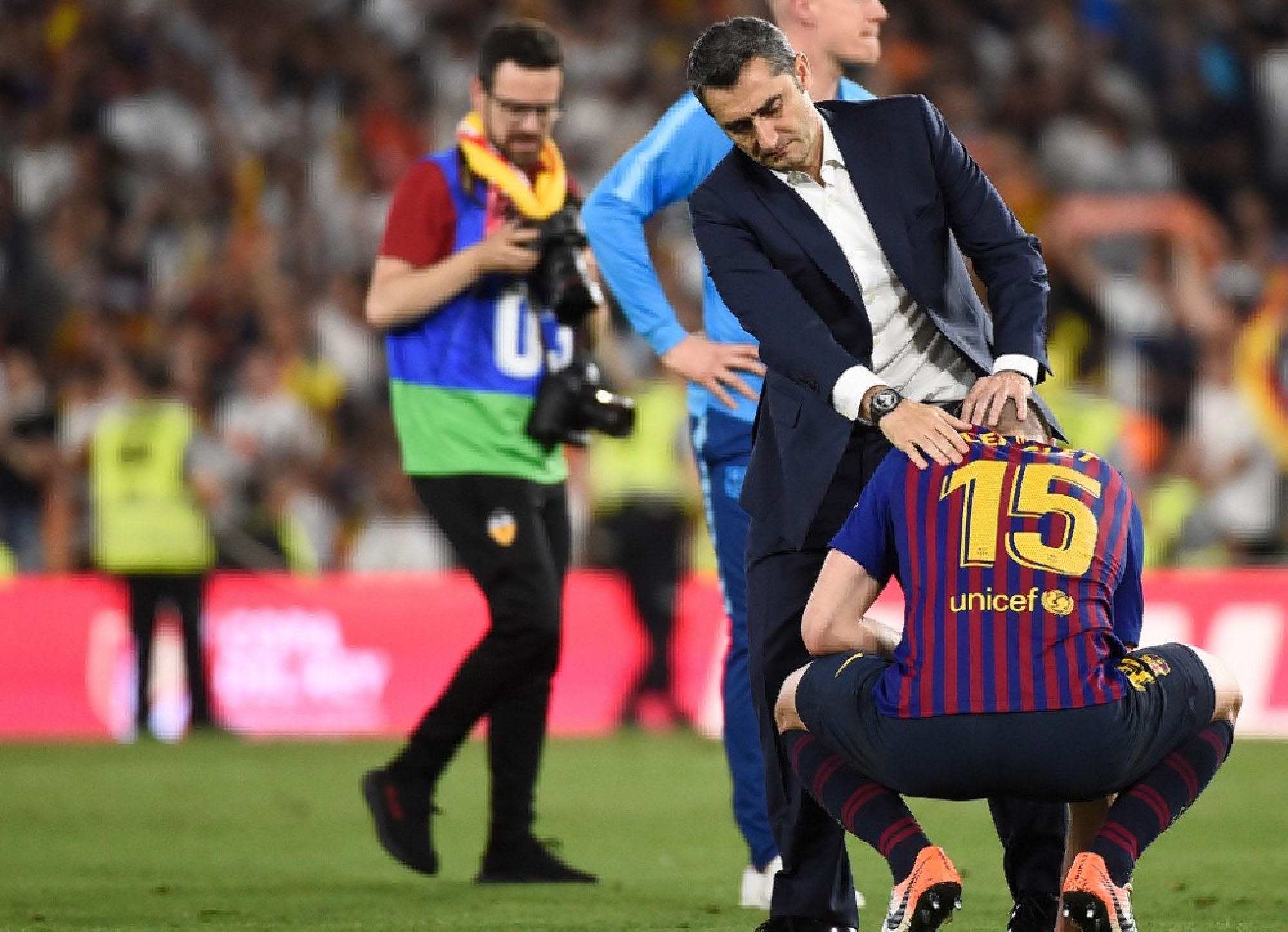 Valencia stun deflated Barcelona to win Copa del Rey