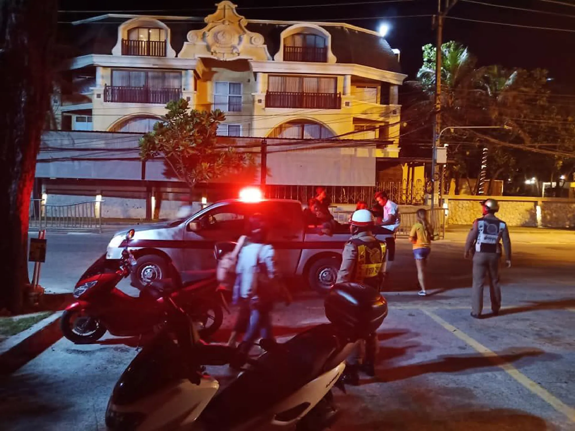 100 Myanmar teenagers with knives gather near Patong beach