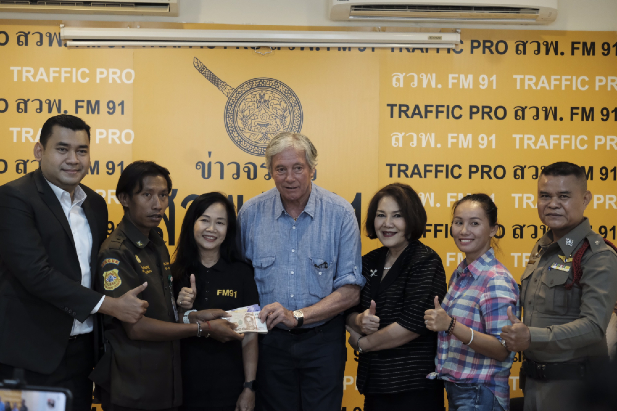 Taxi driver returns Bt360,000 in cash to Swiss businessman