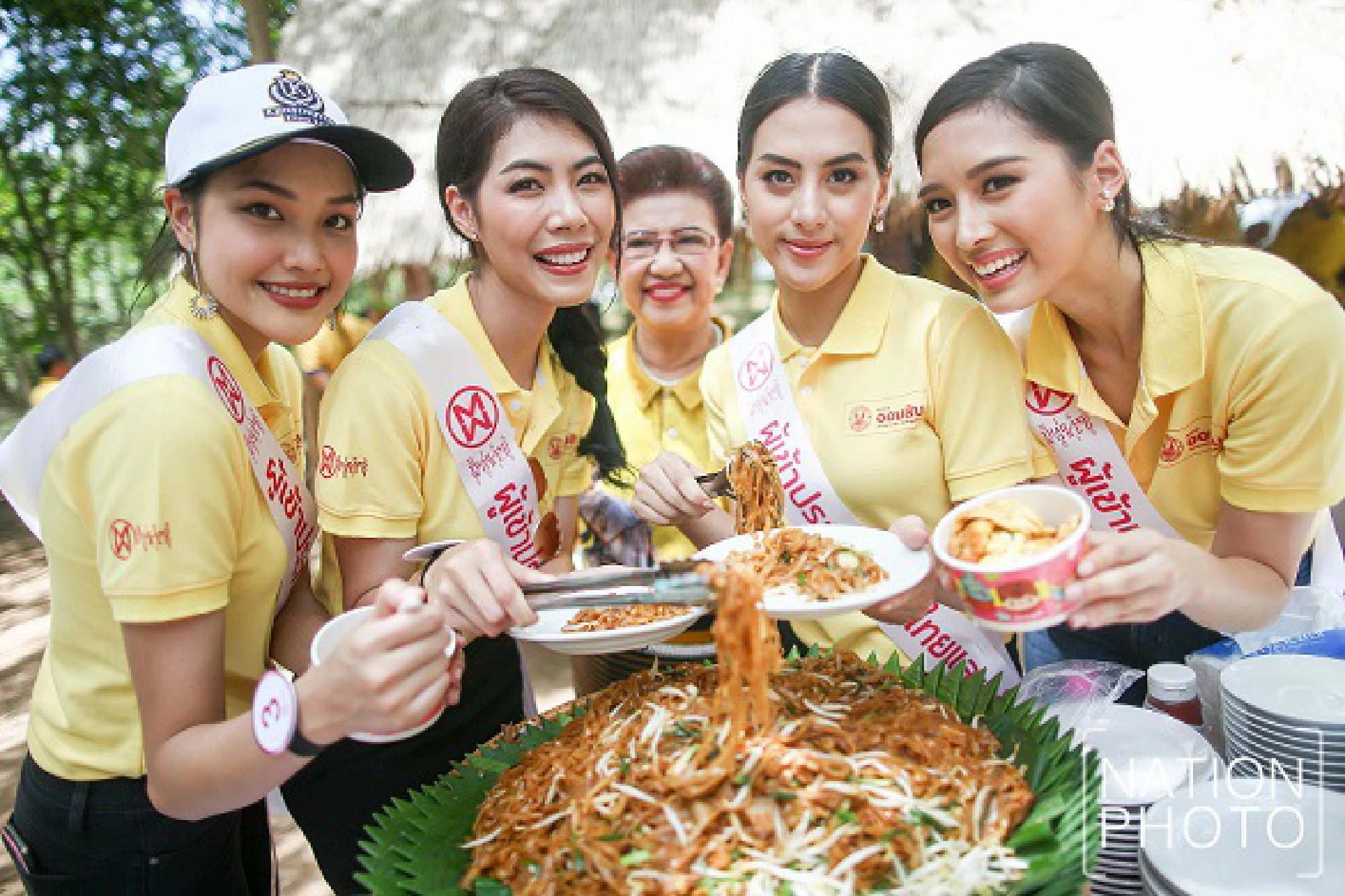 Miss Thailand contestants add beauty to beauty spots 