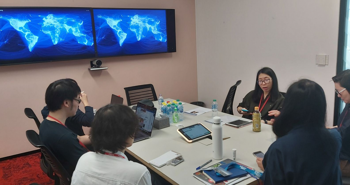 The pre-live cast preparation: Photo by Thasong Asvasena