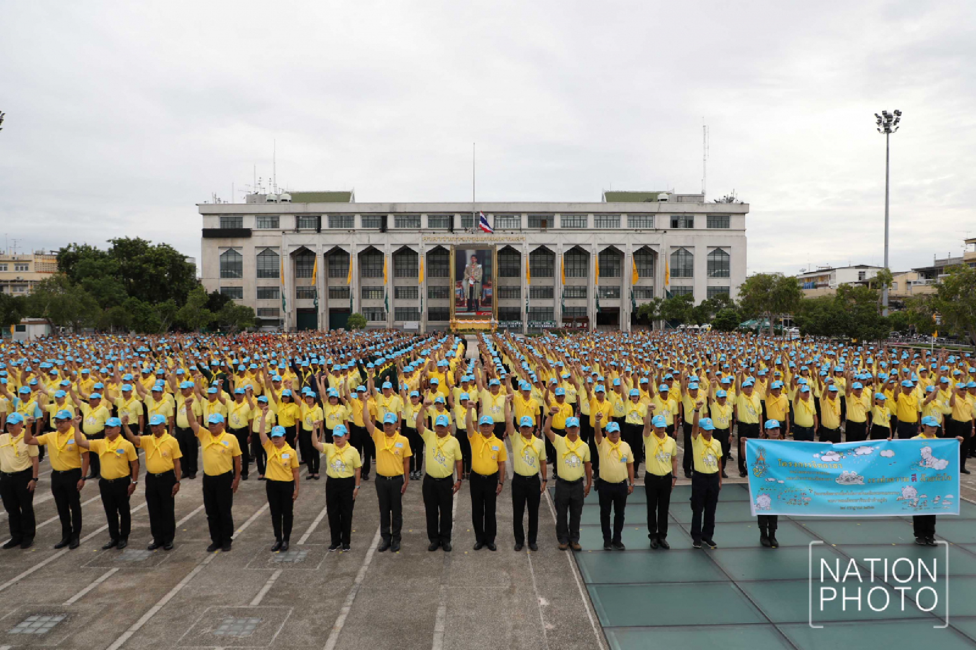 Bangkokians help clean up the city for the King’s birthday