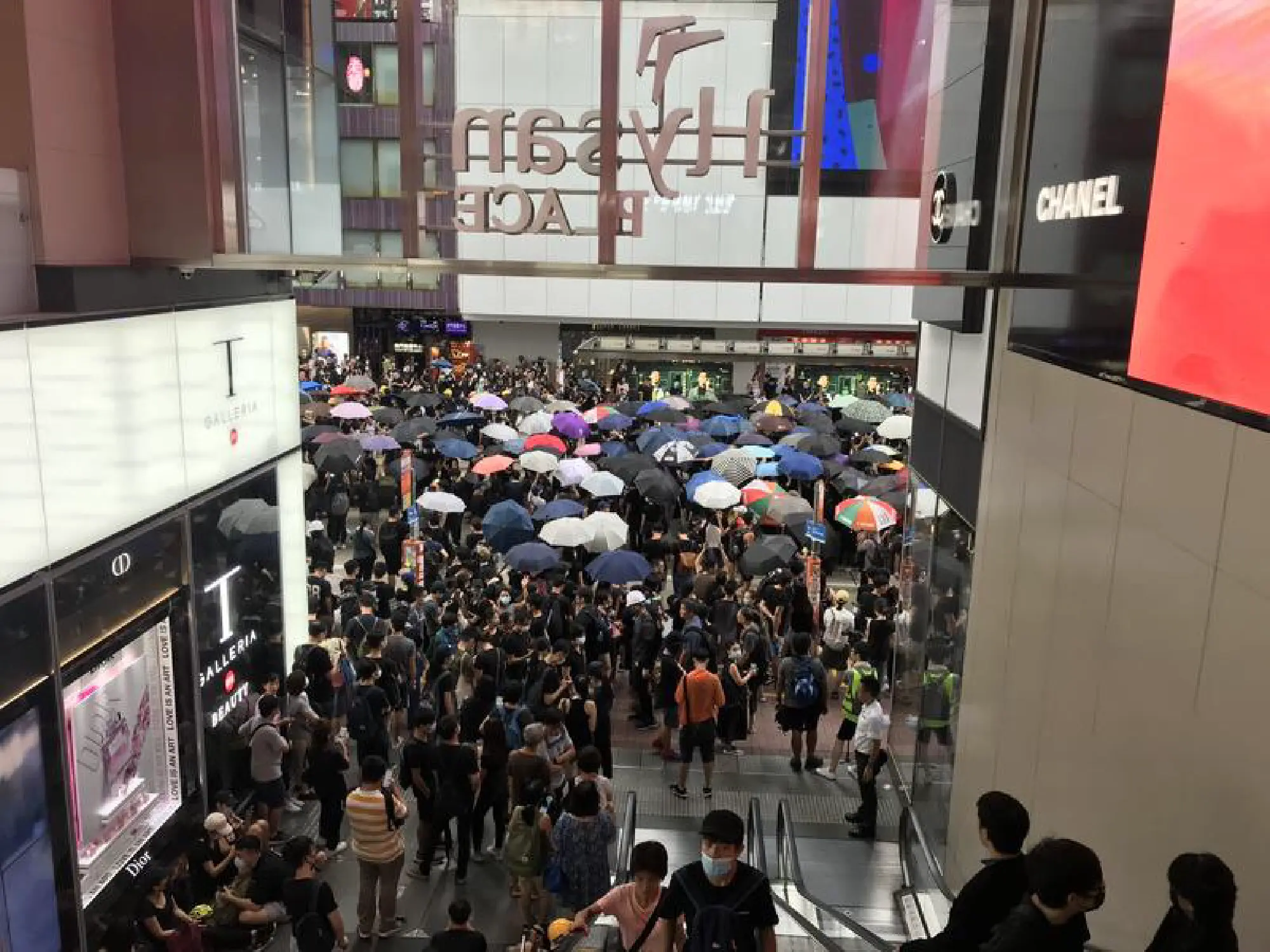 Protesters gather along Hennessy Road, where shopping malls like Hysan Place and Sogo are located, on July 28, 2019. (PHOTO / CHINA DAILY)