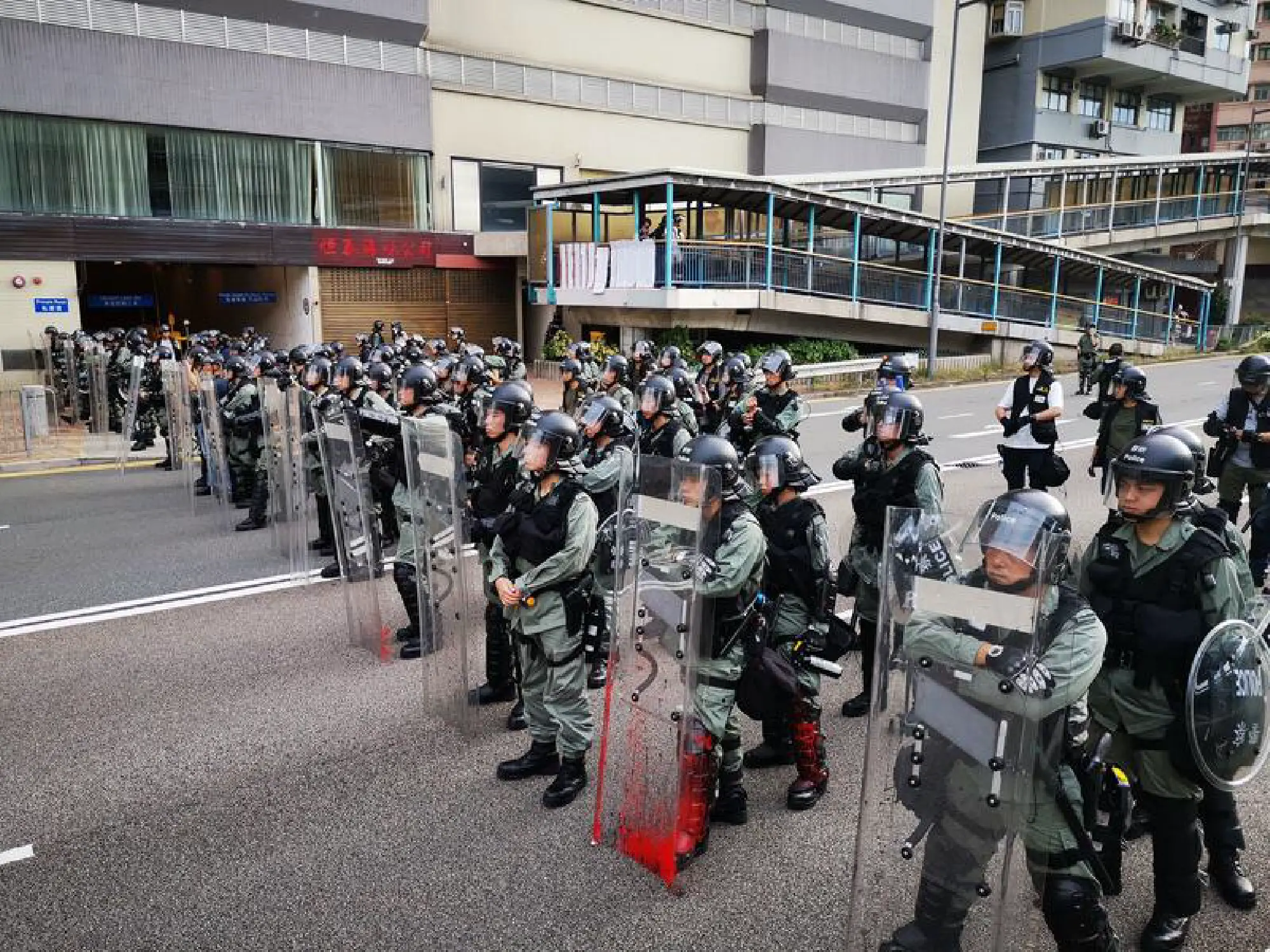 Police are deployed to Connaught Road West in Sai Ying Pun, Hong Kong, on July 28, 2019. (PHOTO / CHINA DAILY)
