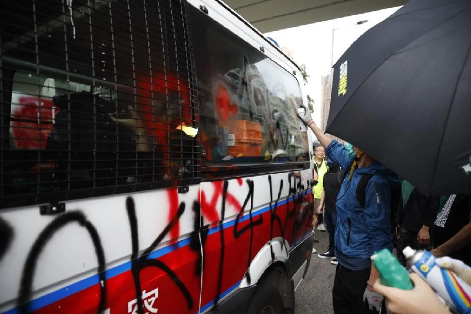 Protesters vandalize a police vehicle during an unauthorized assembly in Yuen Long, Hong Kong, July 27, 2019. (PHOTO / CHINA DAILY)