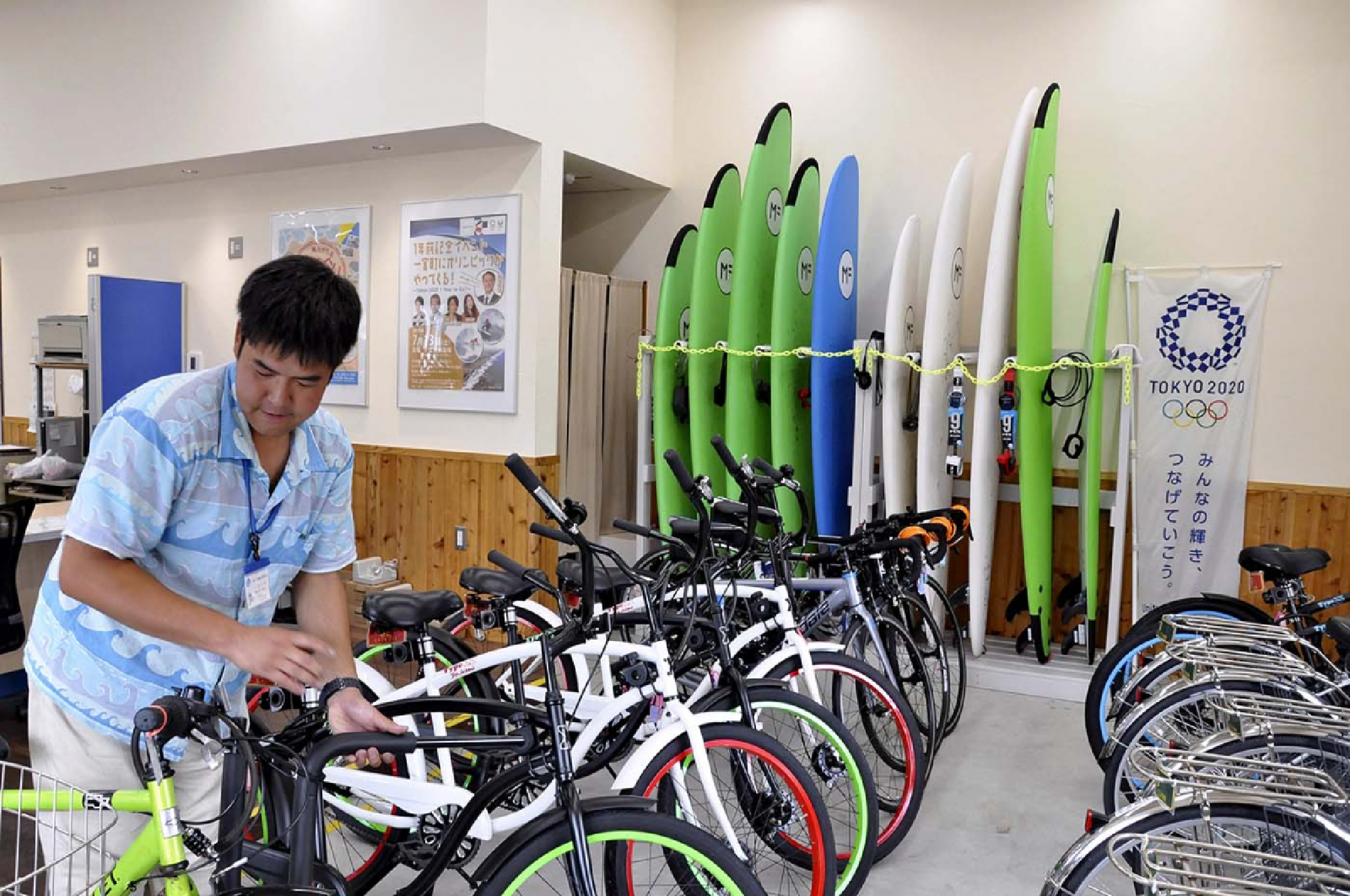 At a tourist information center in front of JR Kazusaichinomiya Station in Ichinomiya, Chiba Prefecture, visitors can rent surfboards and bicycles to carry them./The Yomiuri Shimbun photo