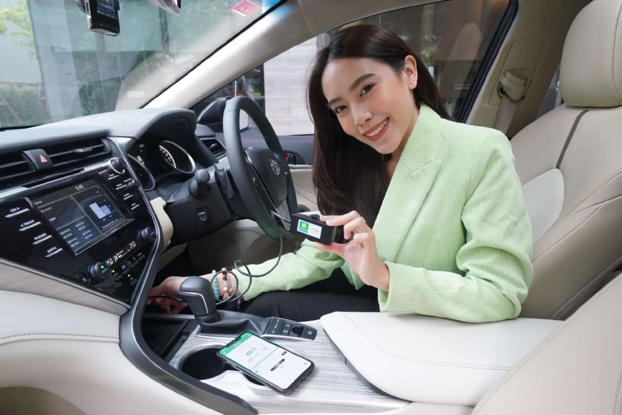 AIS applies IoT solution to Thaivivat ‘on-off’ insurance coverage