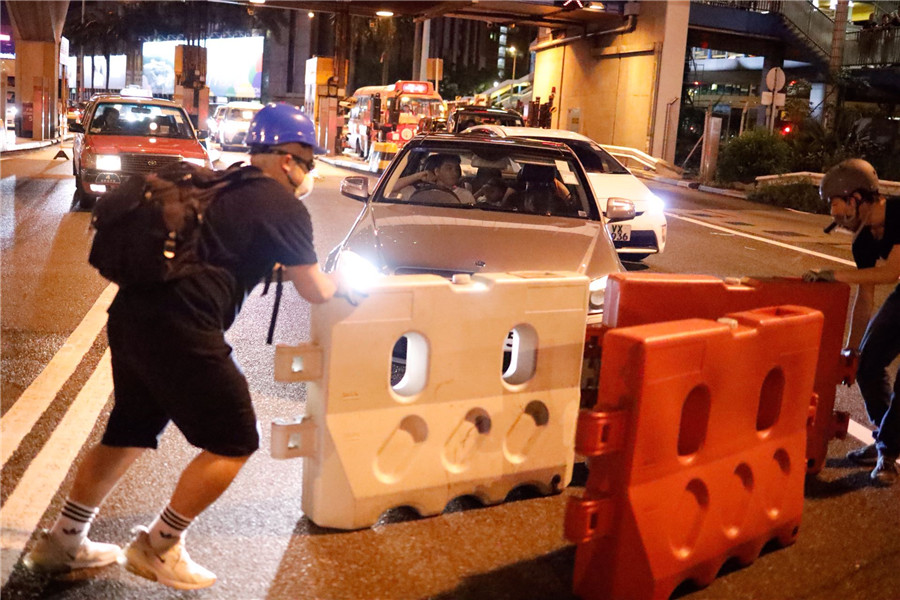 Protesters blocked the Hung Hom Cross Harbor Tunnel during the illegal procession on Saturday. [Photo/chinadaily.com.cn]